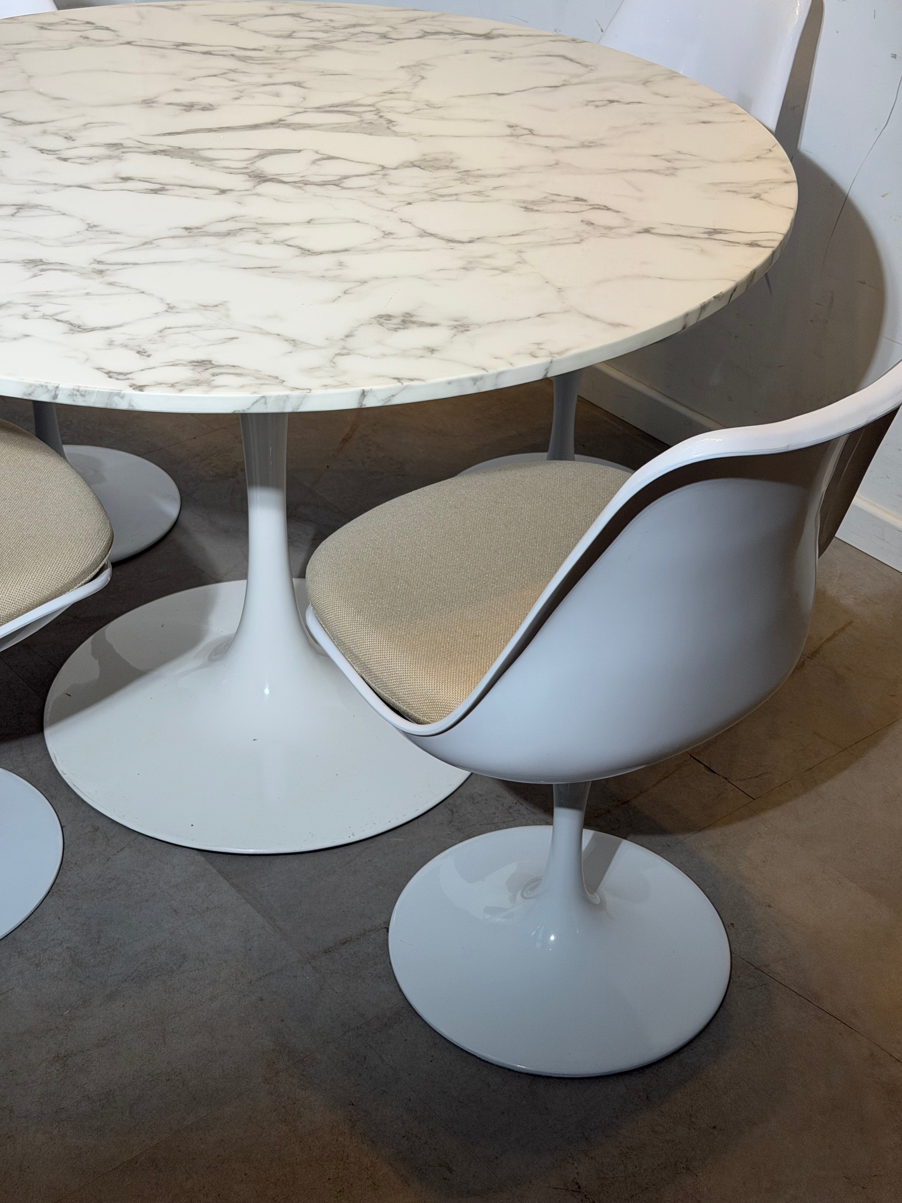 Tulip marble dining table with 4 chairs – Ø120 cm