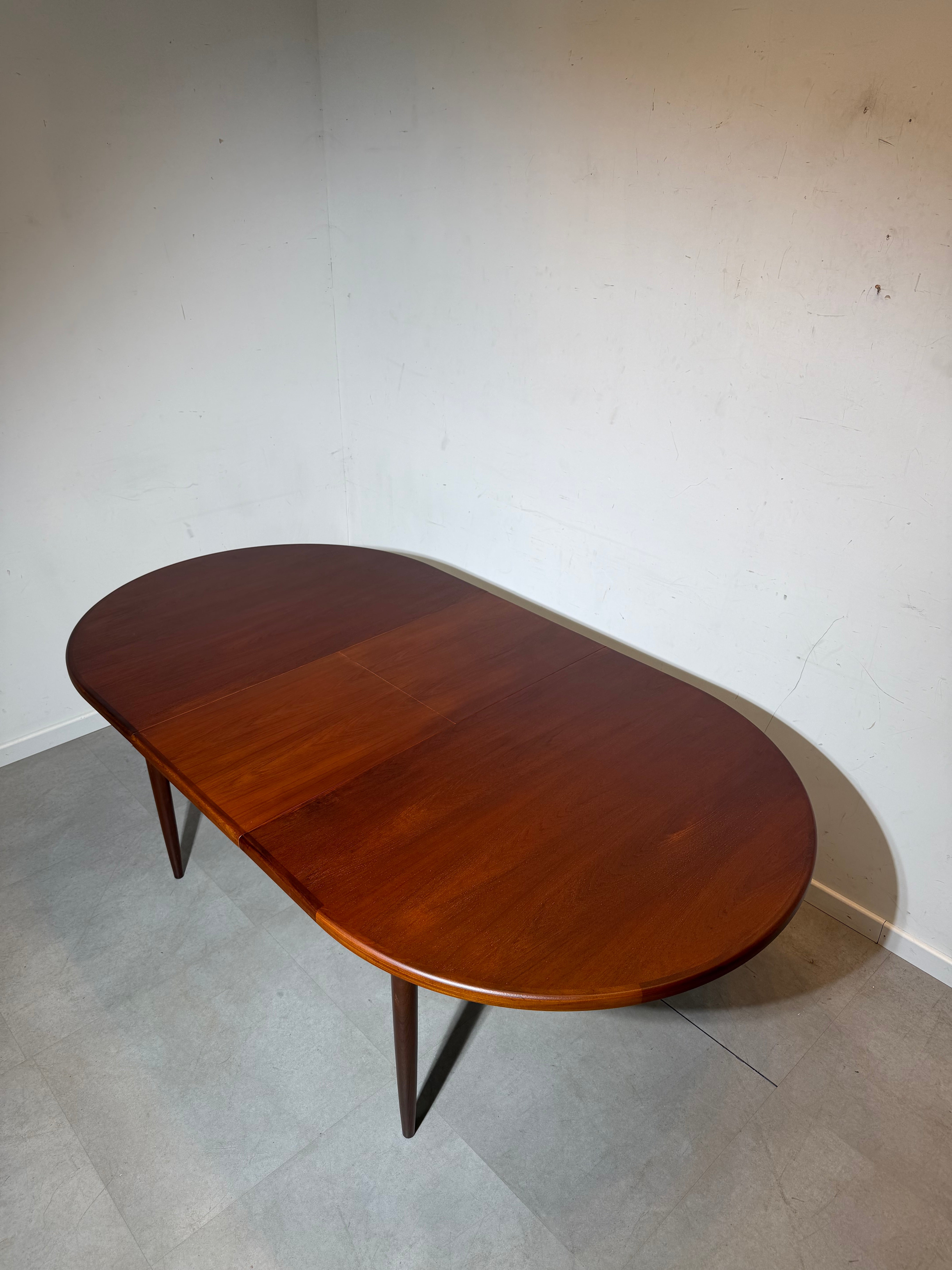 Oval Teak Extendable Dining Table – Mid-Century Modern