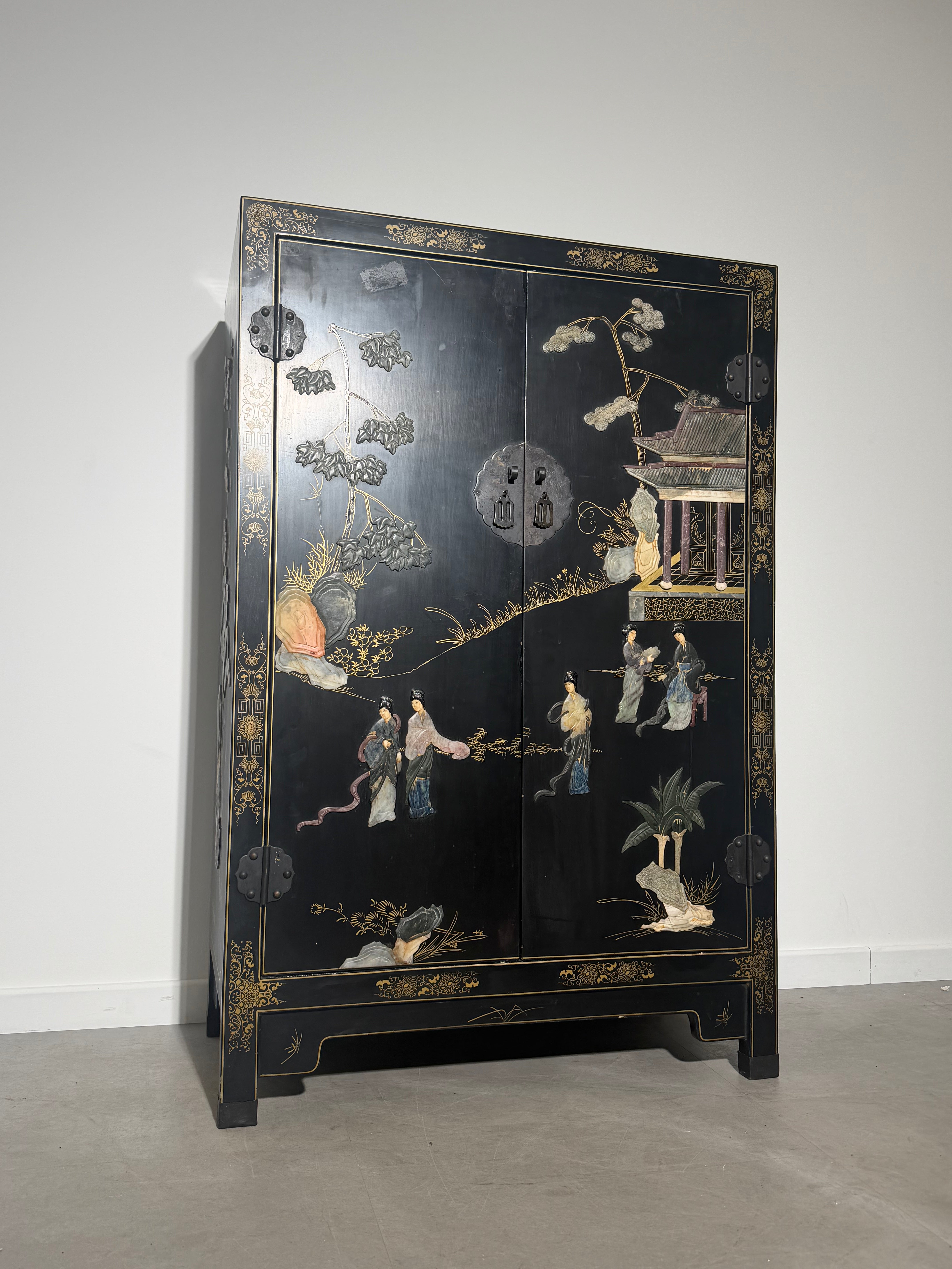 Chinese Oriental Cabinet with Hand-Painted Décor