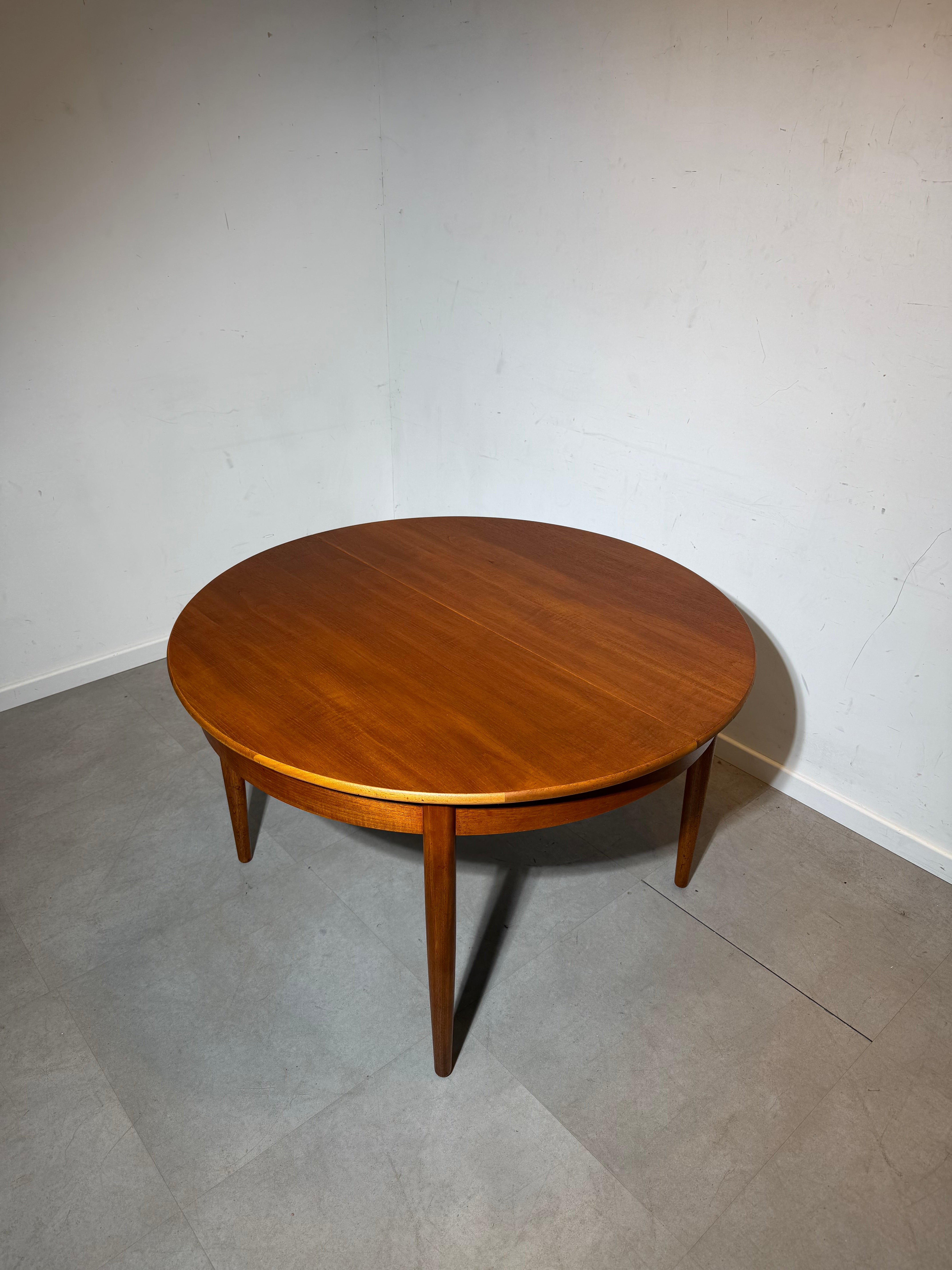 Vintage Round Extendable Teak Dining Table – Mid-Century Modern