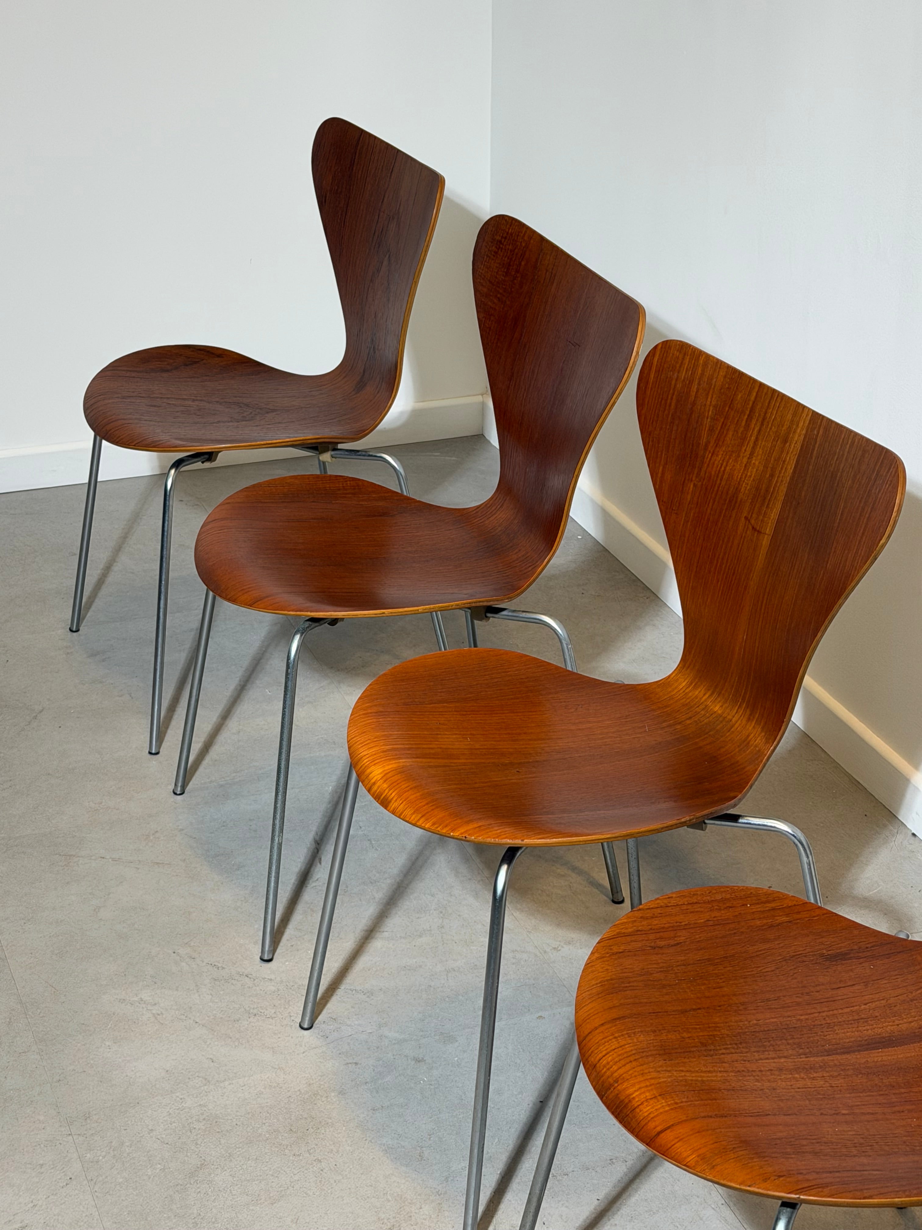 Set of Four Vintage Fritz Hansen Series 7 Dining Chairs – Teak Veneer – Arne Jacobsen – 1969