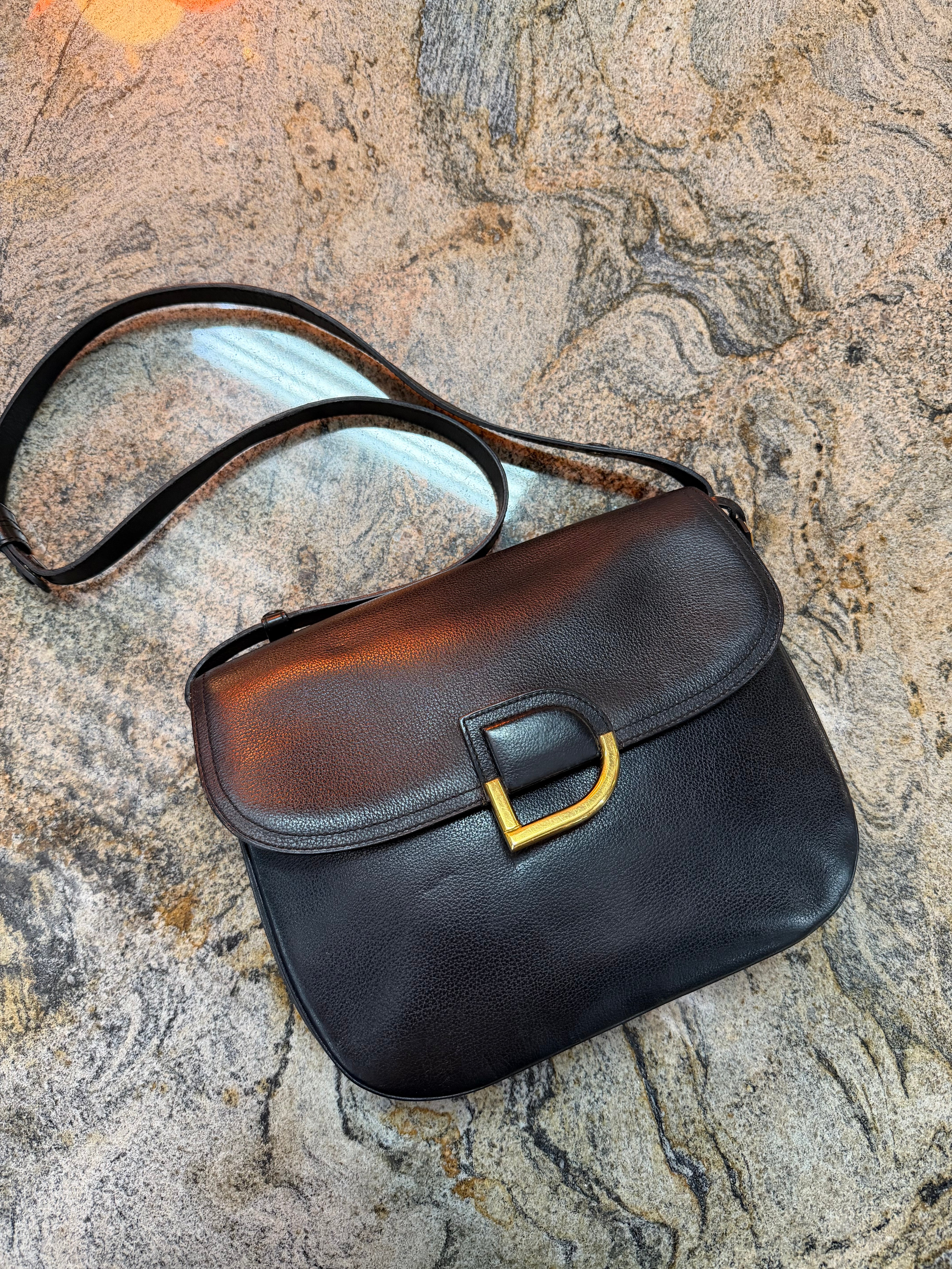 Sac bandoulière Delvaux Diligent en cuir noir – Finitions dorées – Design belge intemporel