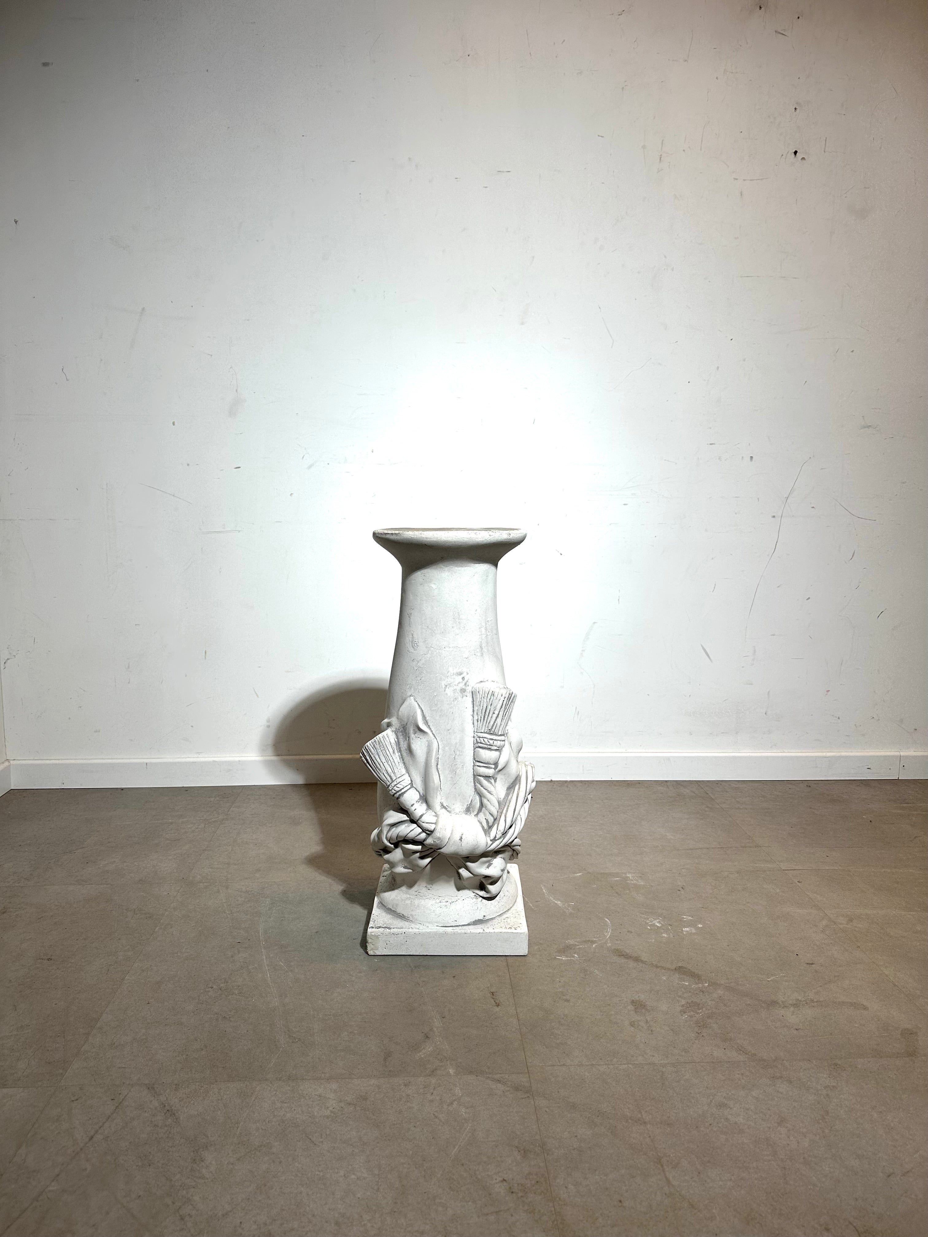 Colonne à piédestal sculpturale de grande taille – Motif classique de corde et de torche