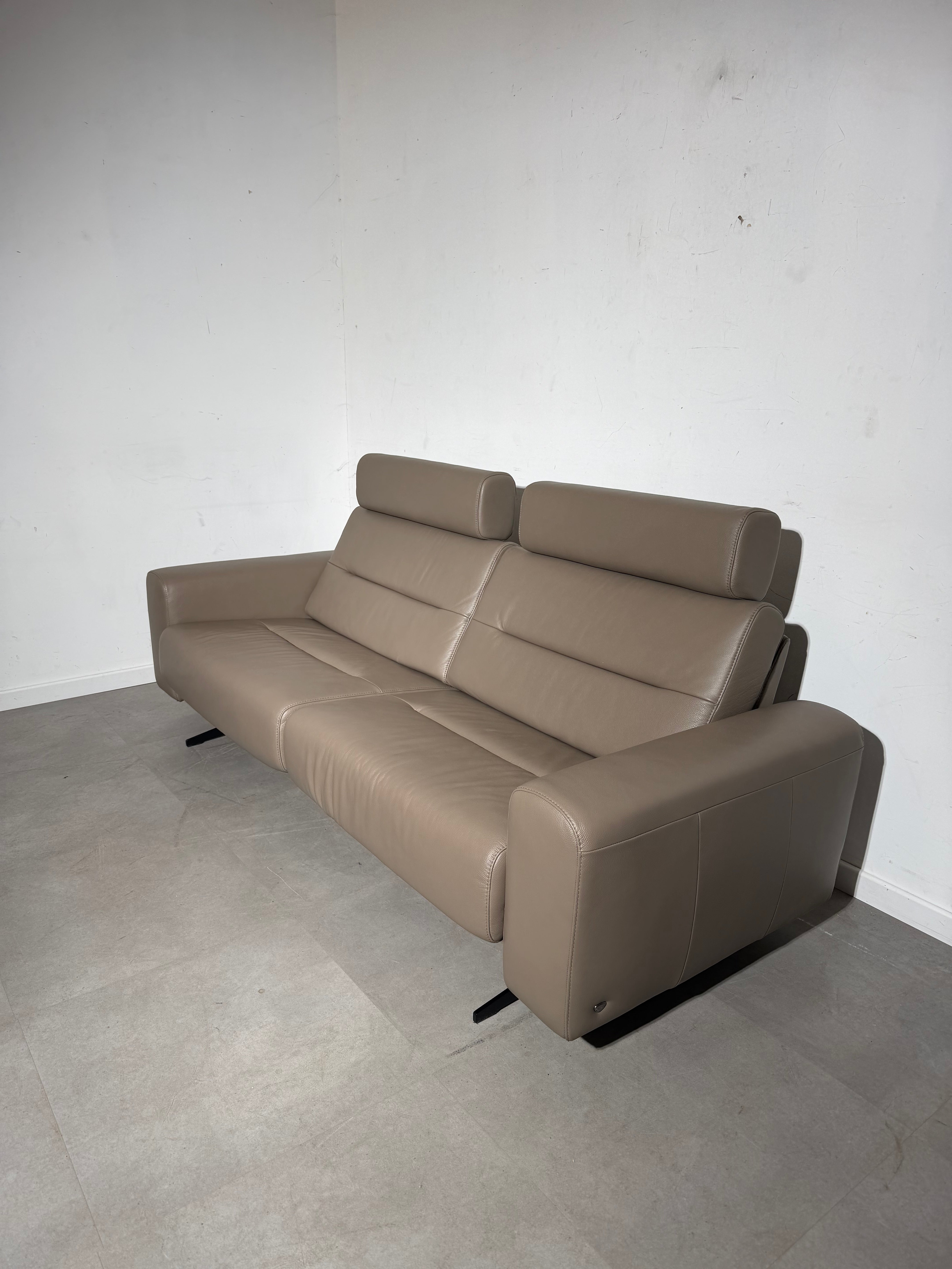 Stressless Stella 2,5-zitsbank – Taupekleurig leer