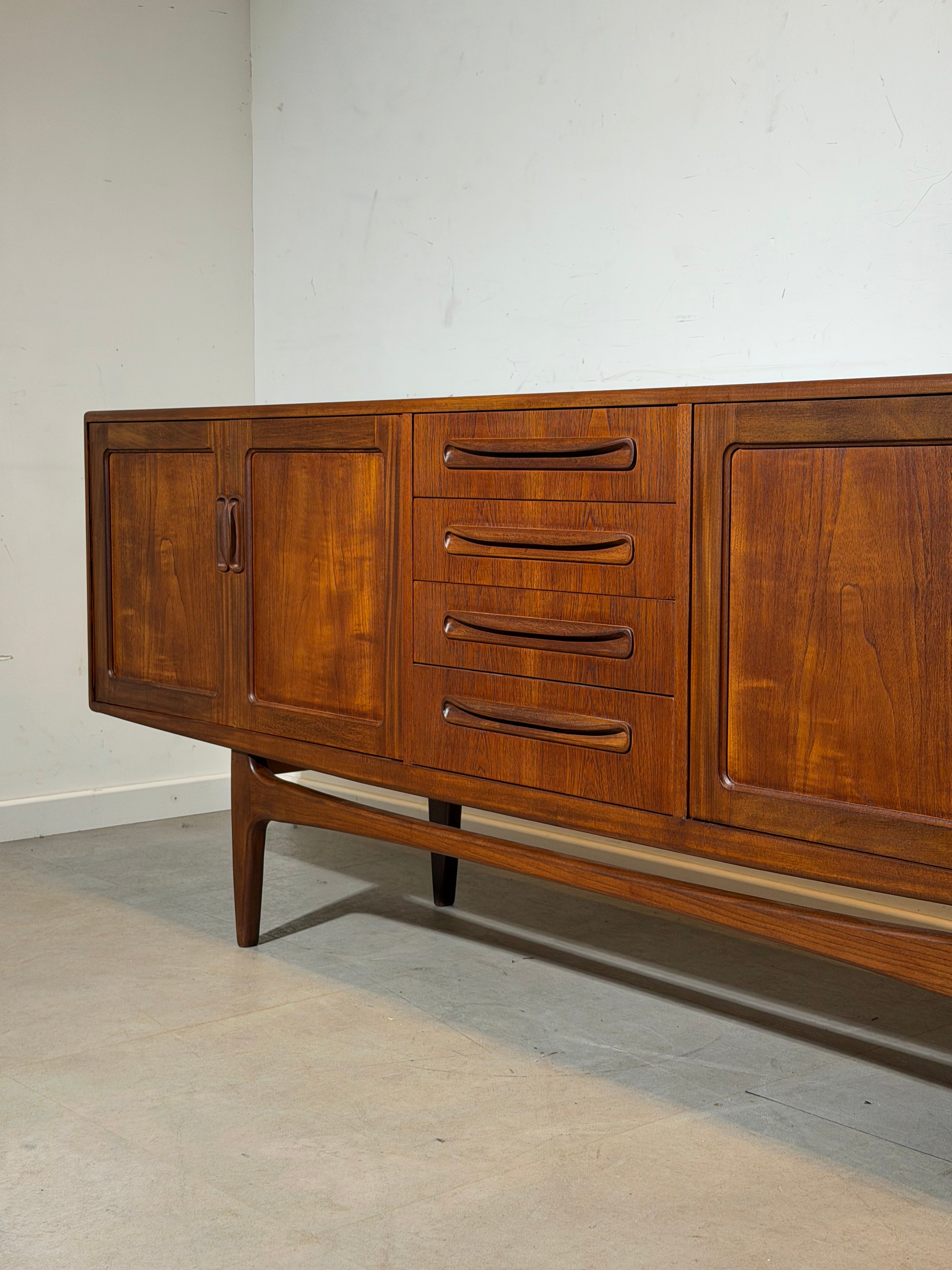 Vintage G-Plan "Fresco" dressoir van Victor Wilkins (jaren 60)