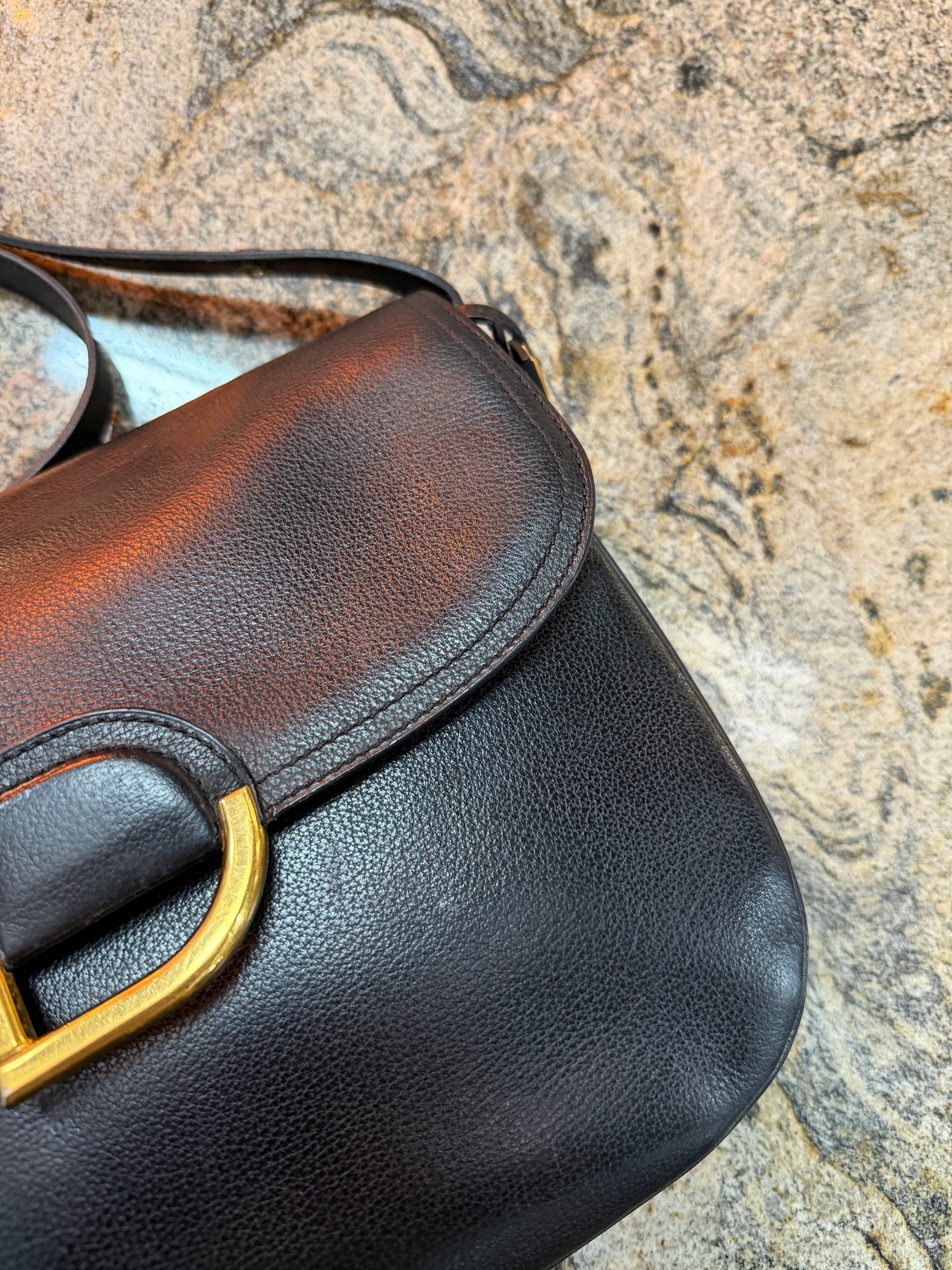 Sac bandoulière Delvaux Diligent en cuir noir – Finitions dorées – Design belge intemporel