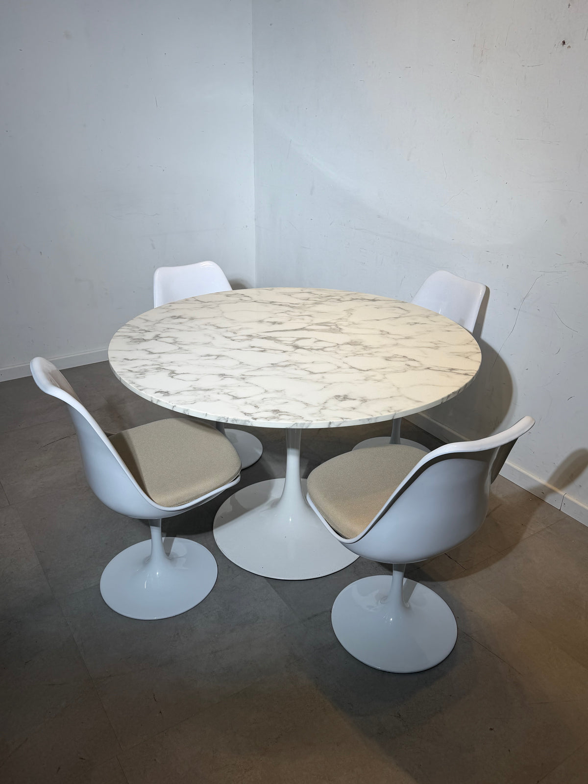 Table à manger Tulip en marbre avec 4 chaises – Ø120 cm