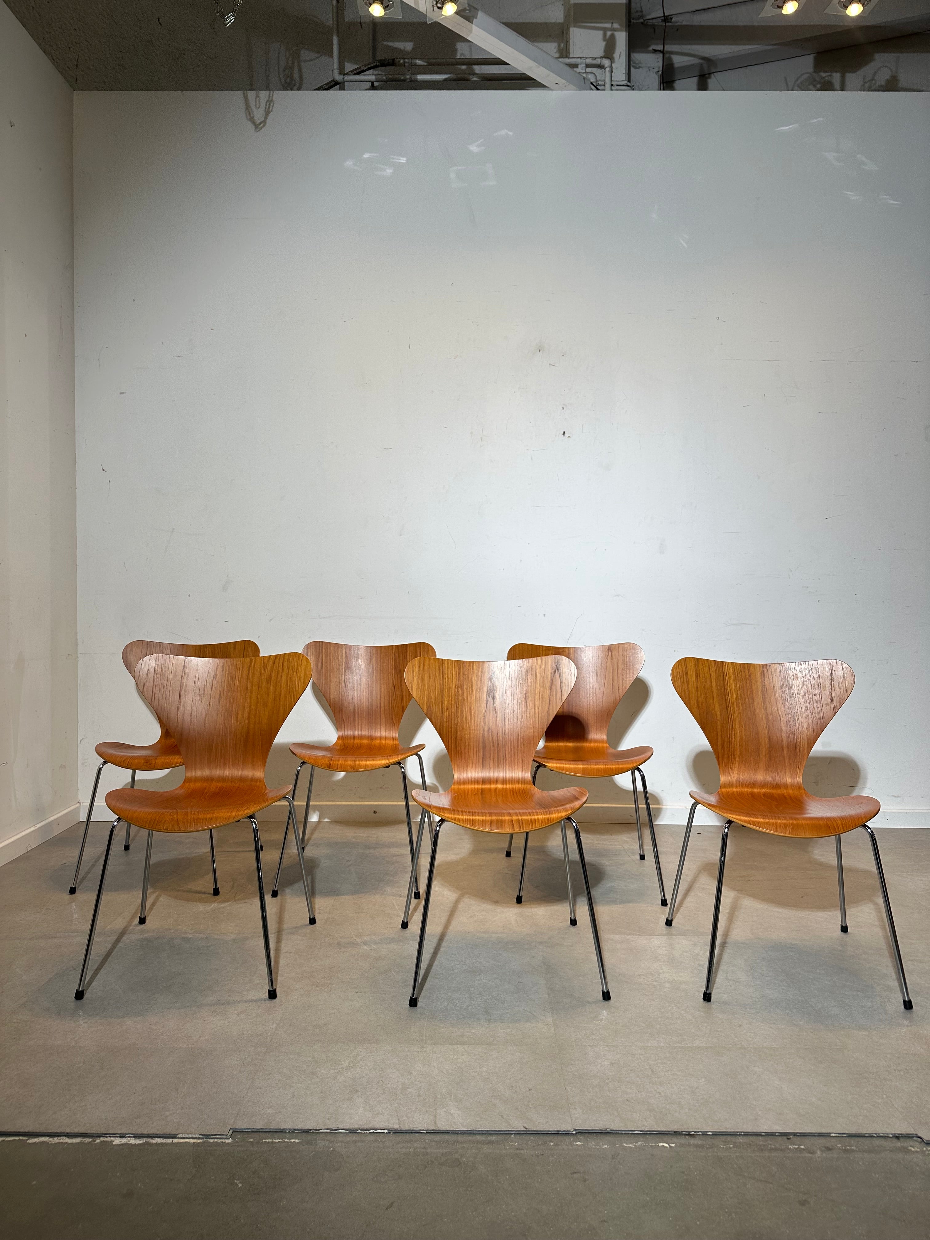 Fritz Hansen Series 7 Chairs – Set of 6 (1993 Edition) – Teak Veneer
