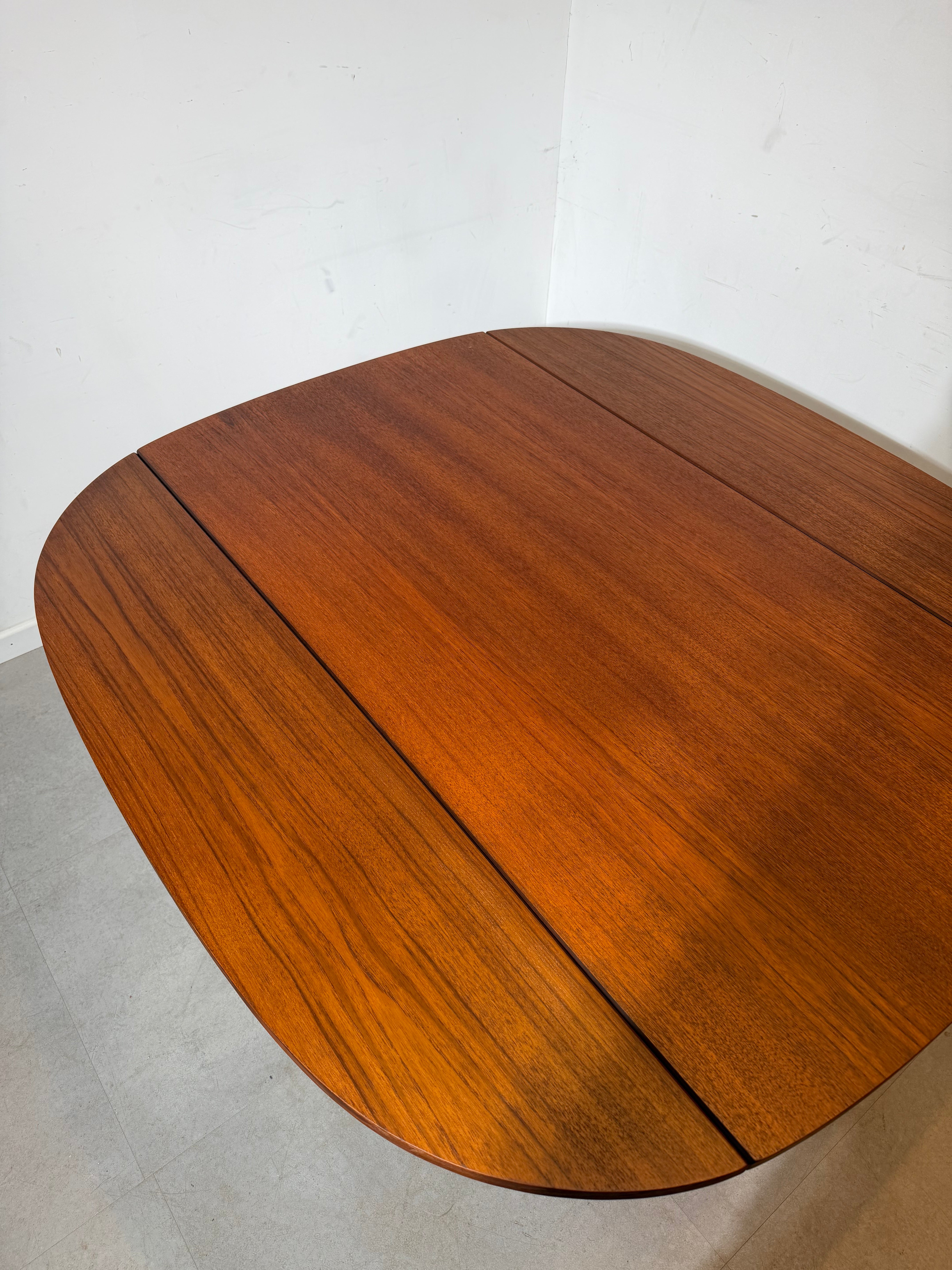 Elliotts of Newbury Extendable Teak Dining Table – Mid-Century Modern (1960s)