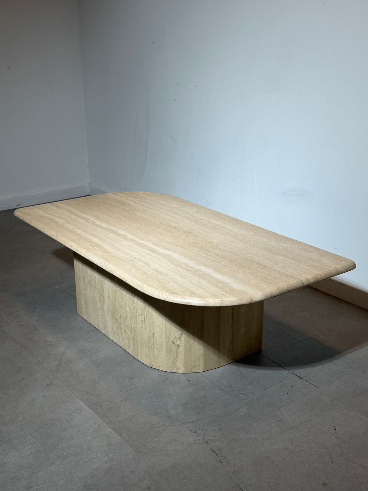 Table basse en travertin avec piètement central arrondi
