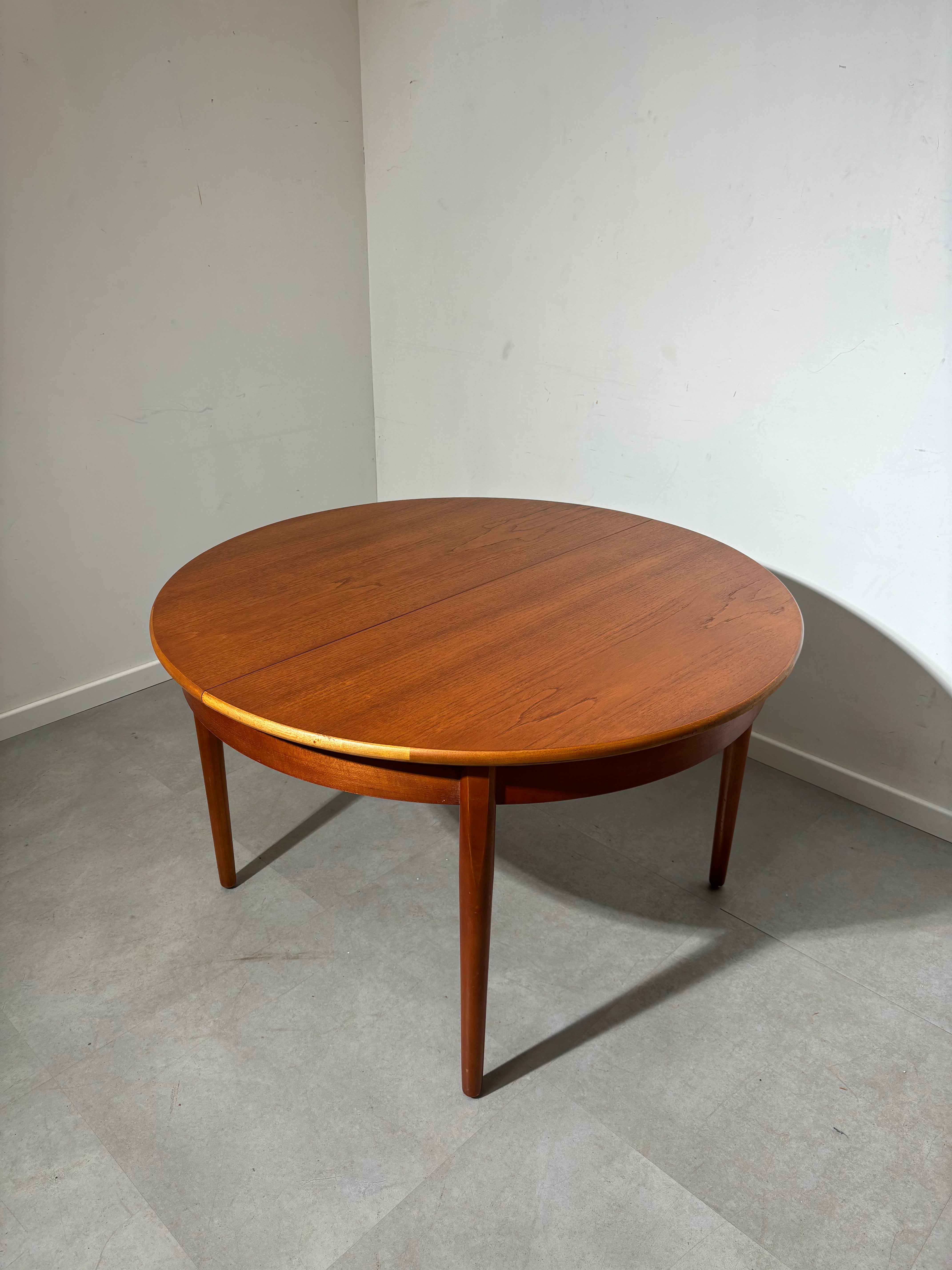 Vintage G-Plan Round Extendable Table