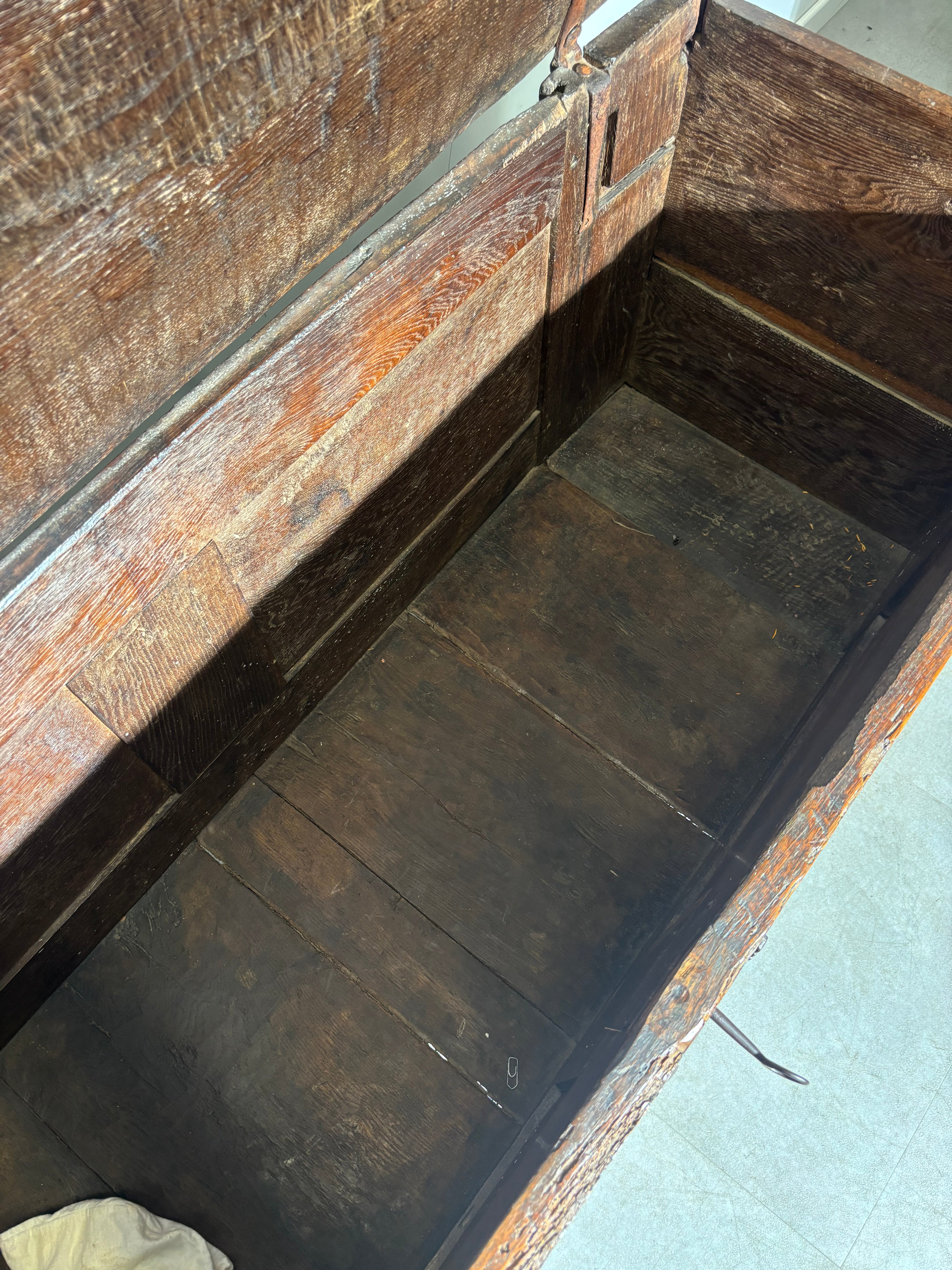 Grand coffre ancien en bois – Rustique et artisanal