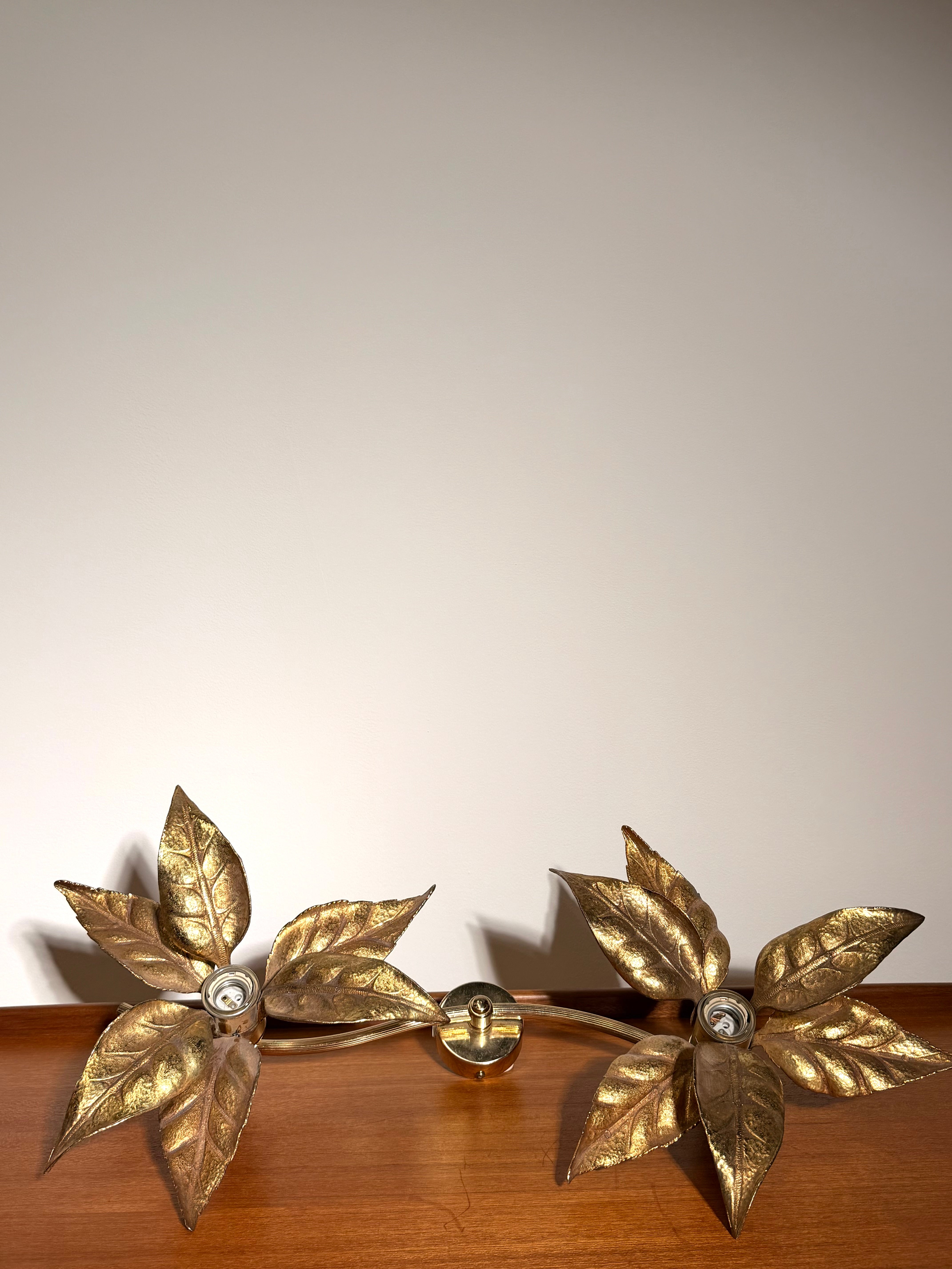 Vintage Hollywood Regency Leaf Wall Lamp in Gilt Metal Willy Daro Style