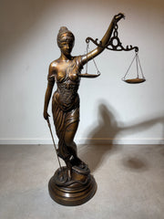 Grande statue de la Dame Justice