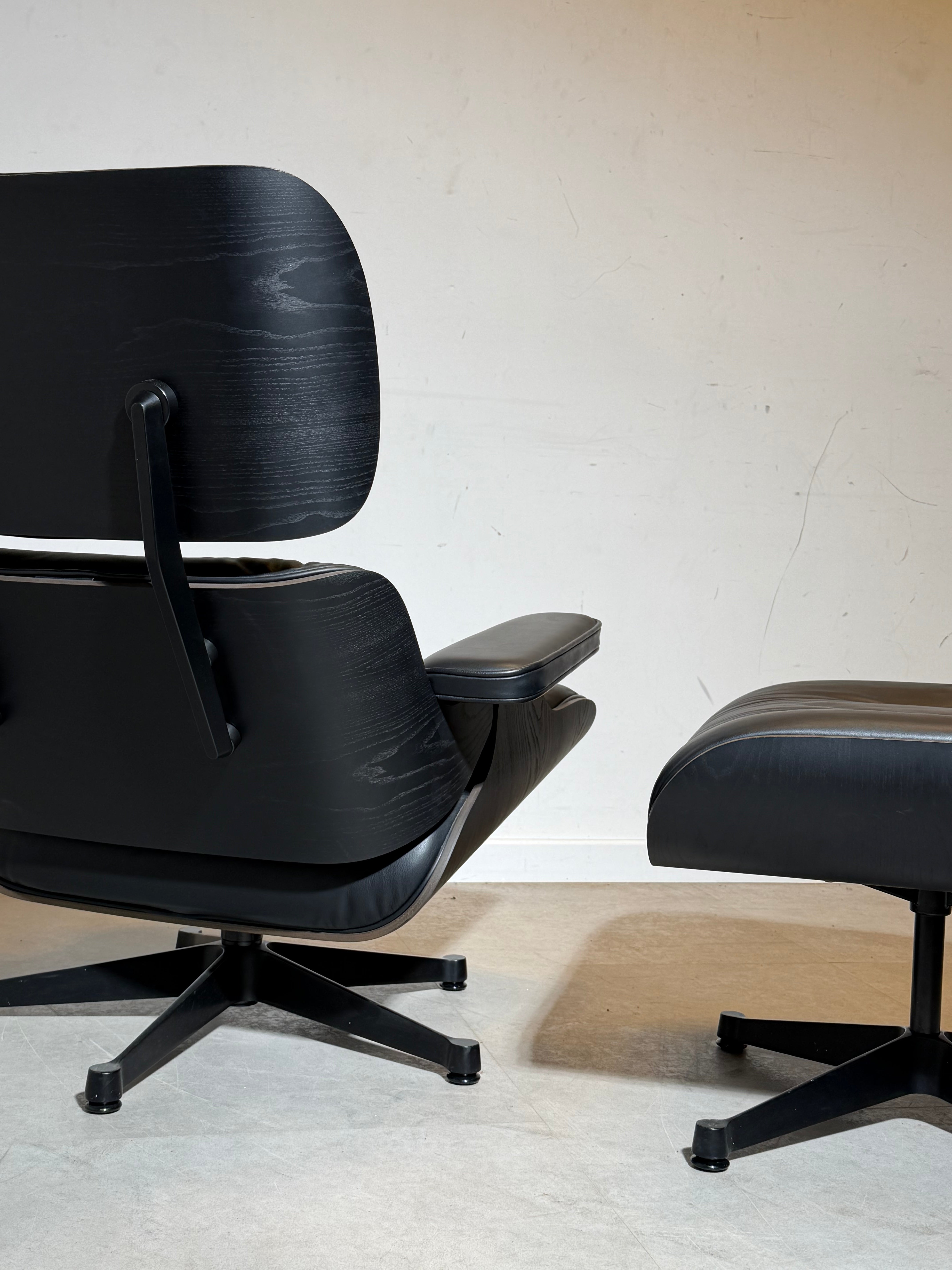Fauteuil lounge Vitra Eames XL avec repose-pieds, entièrement noir.