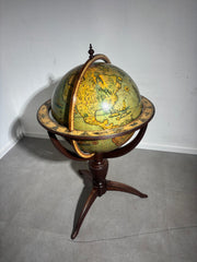 Aardse bibliotheekbol op sokkel