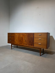 Buffet scandinave en palissandre et teck, style milieu du XXe siècle (années 1960).