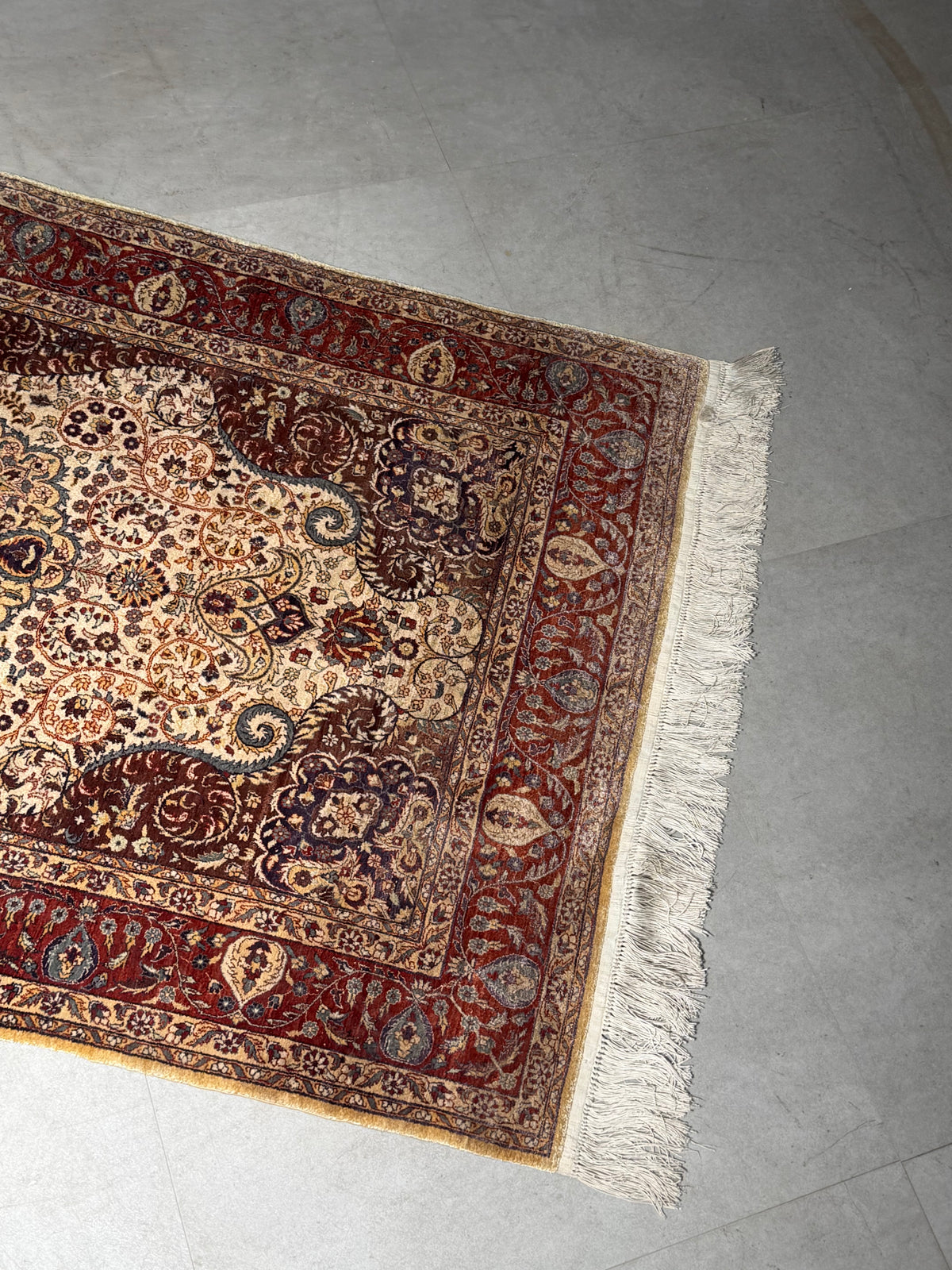 Silk Rug with Floral Medallion – 155 × 93 cm