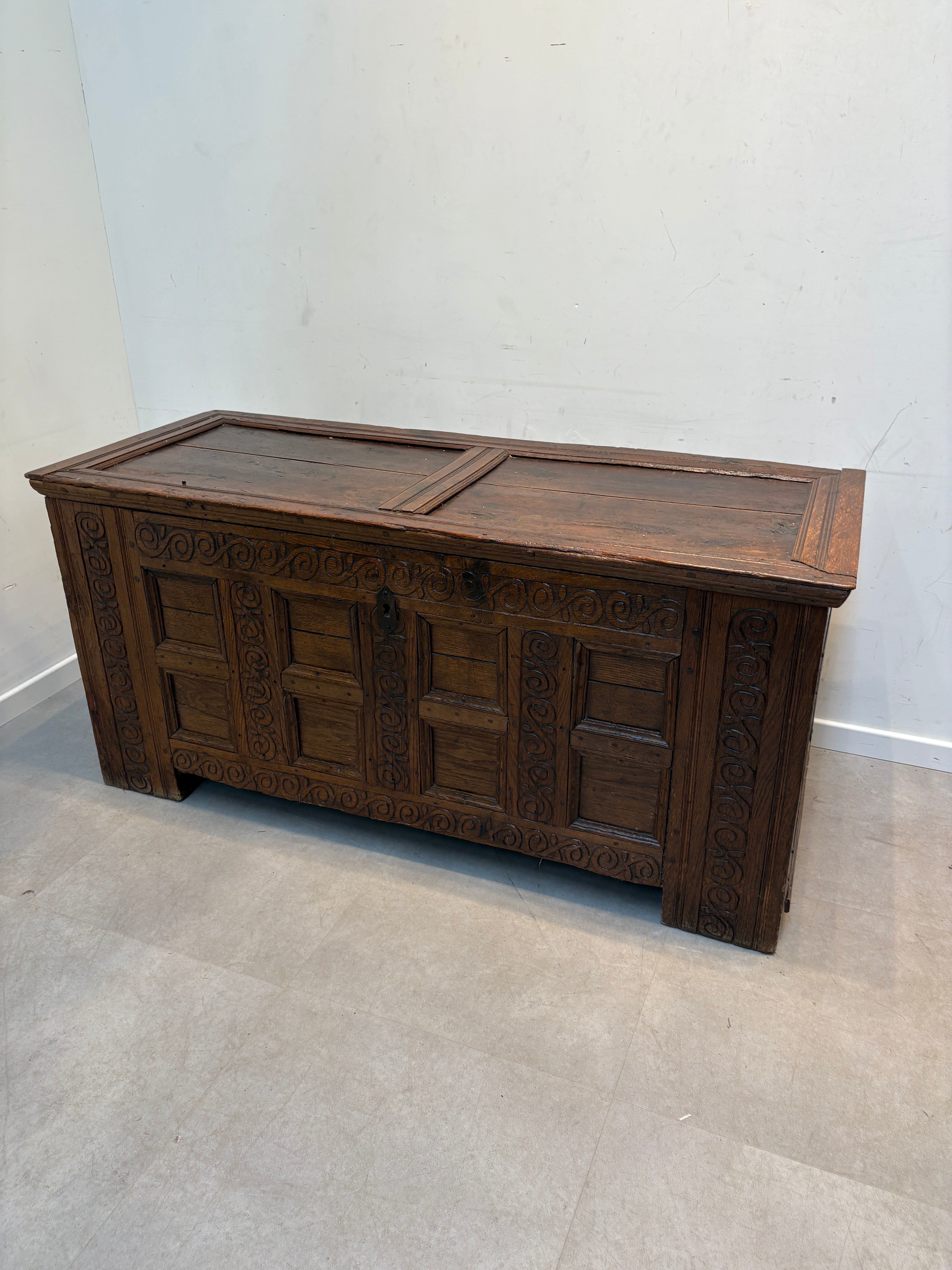 Coffre ancien en chêne du XIXe siècle