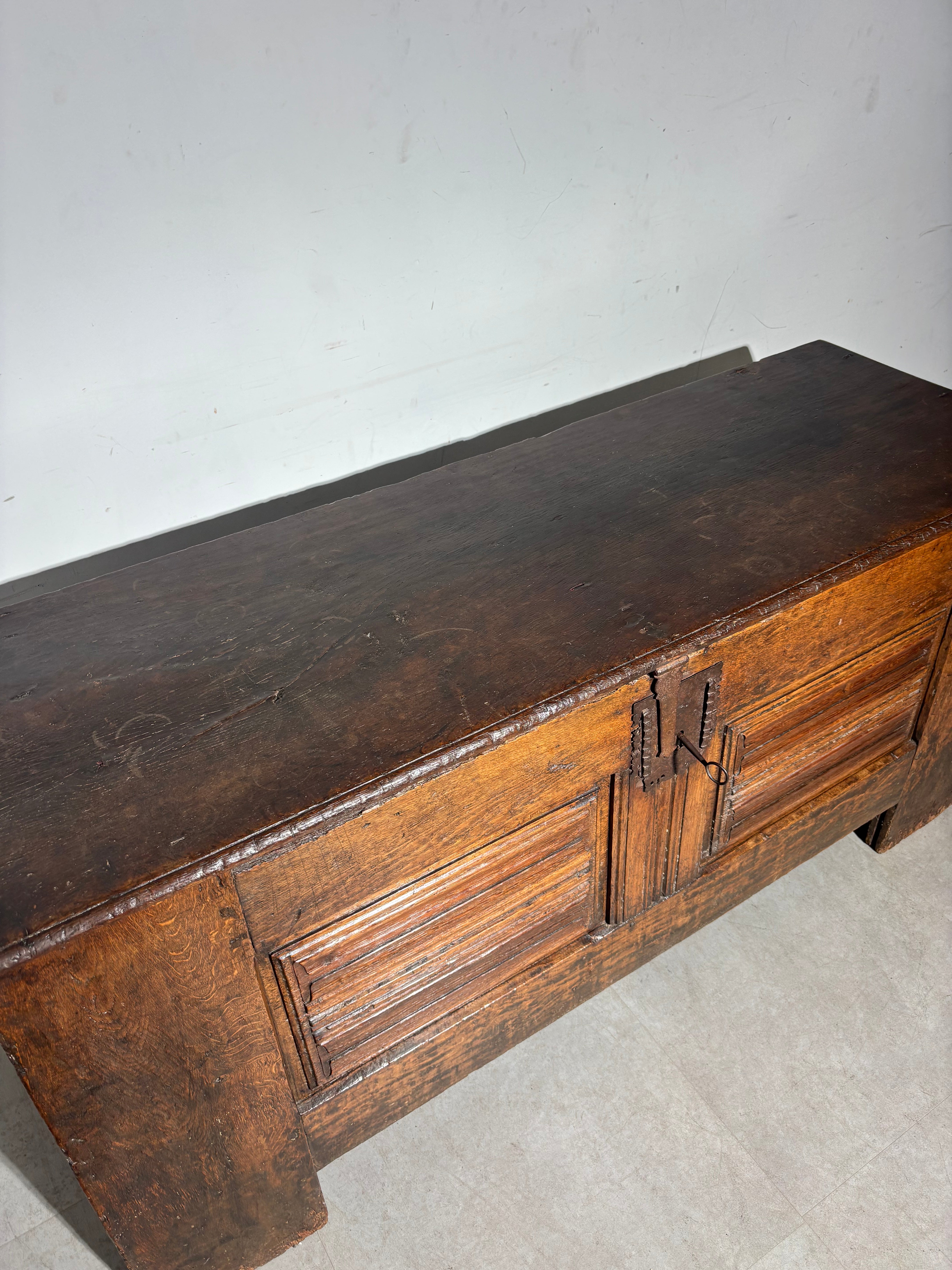 Grand coffre ancien en bois – Rustique et artisanal