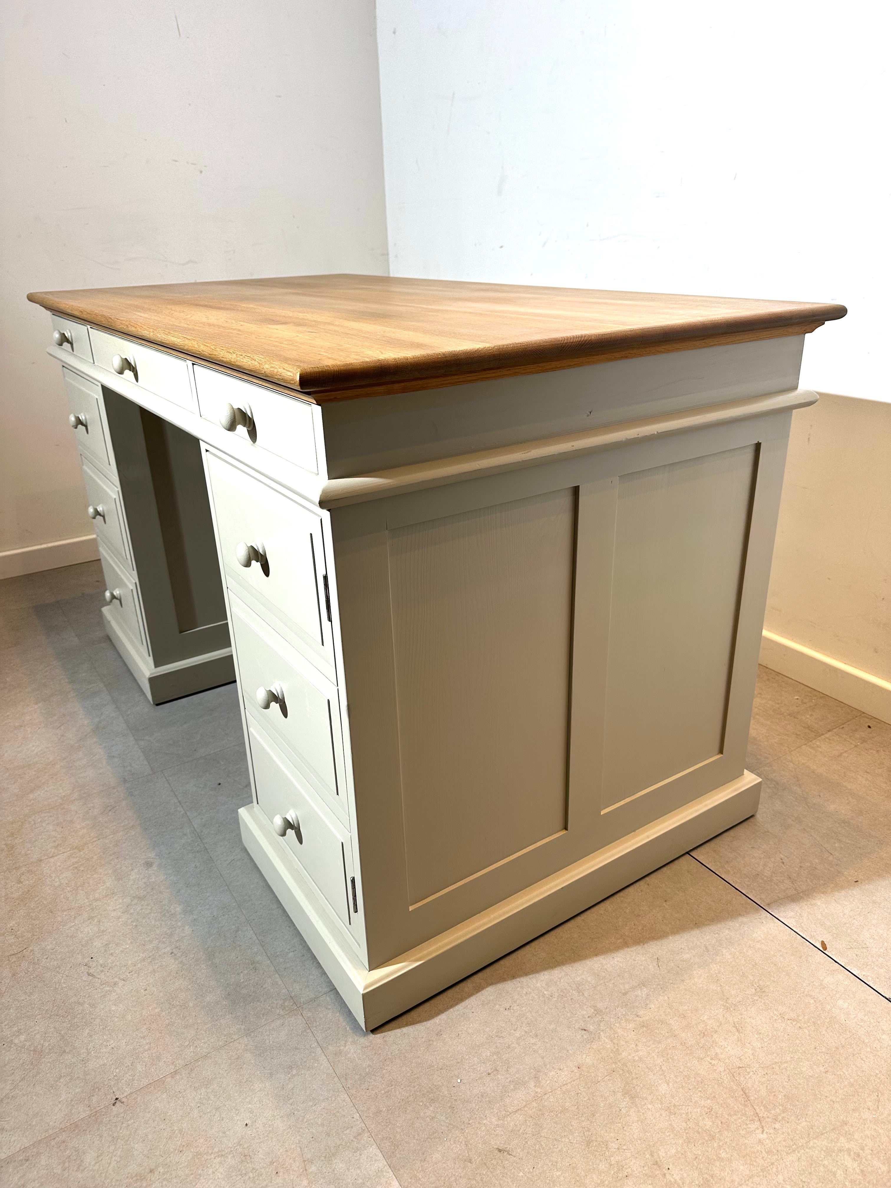 Klassiek massief houten bureau met eikenhouten blad