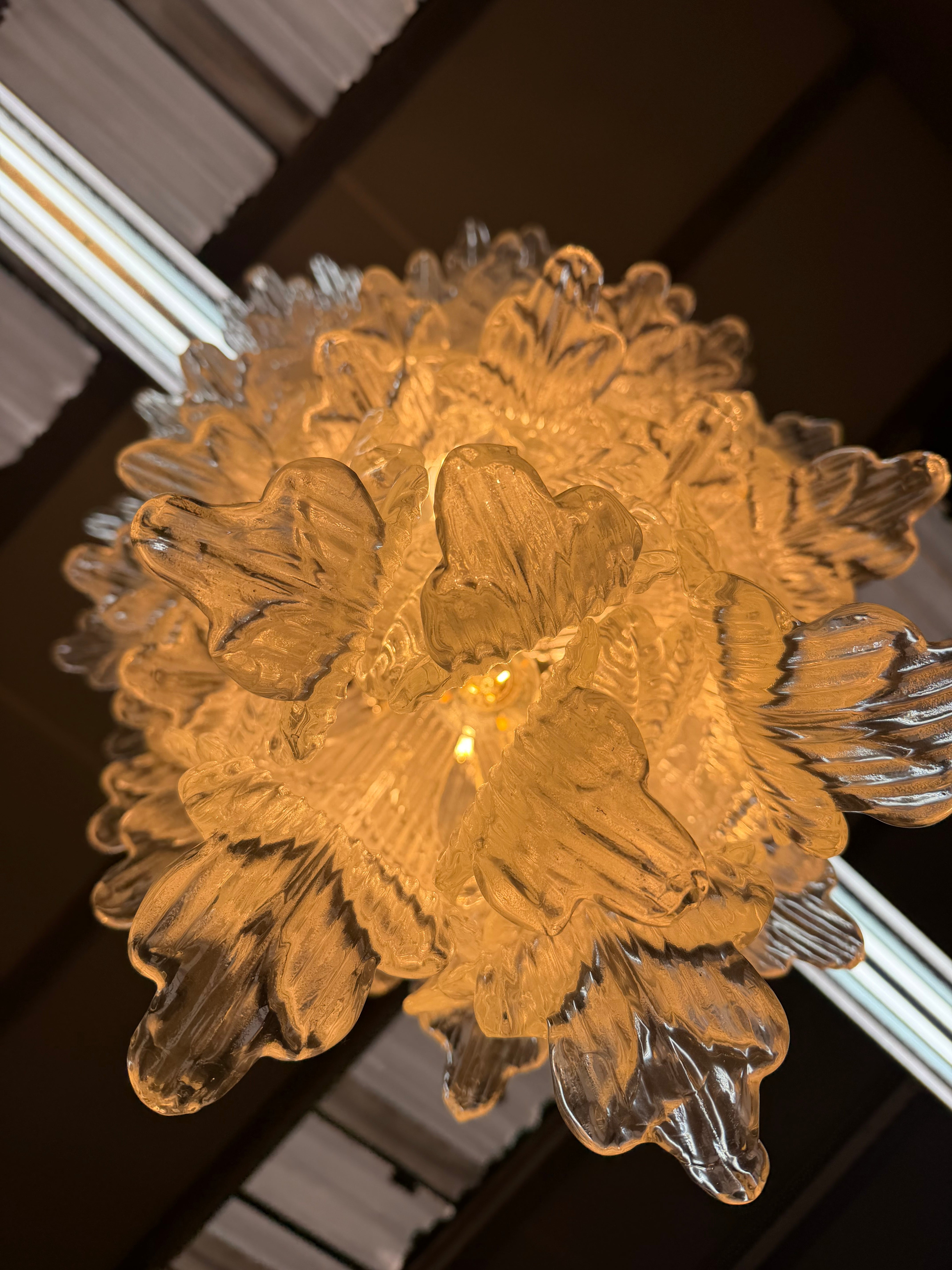 Lustre XL en verre de Murano à motif de feuilles — années 1980