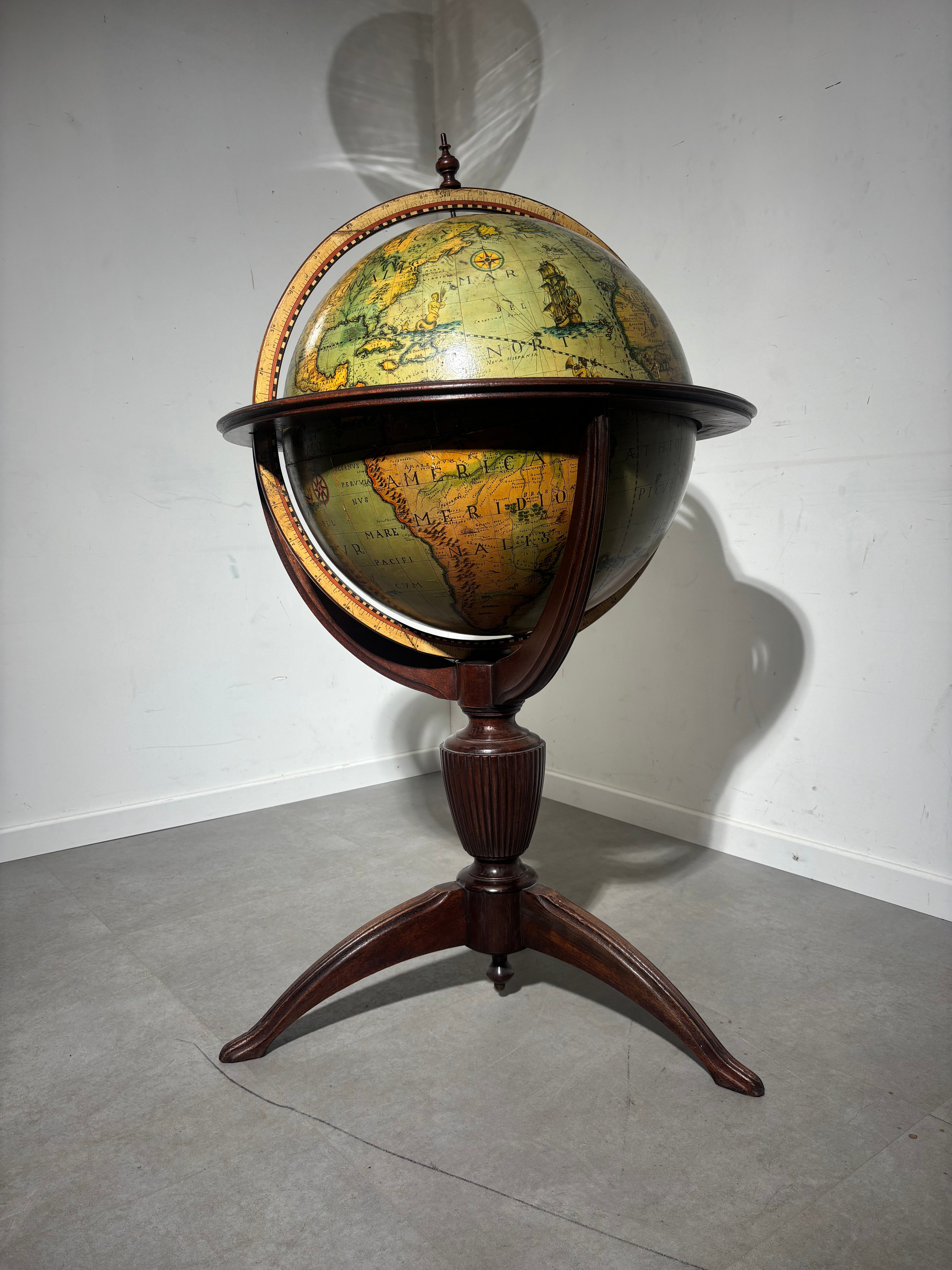 Aardse bibliotheekbol op sokkel