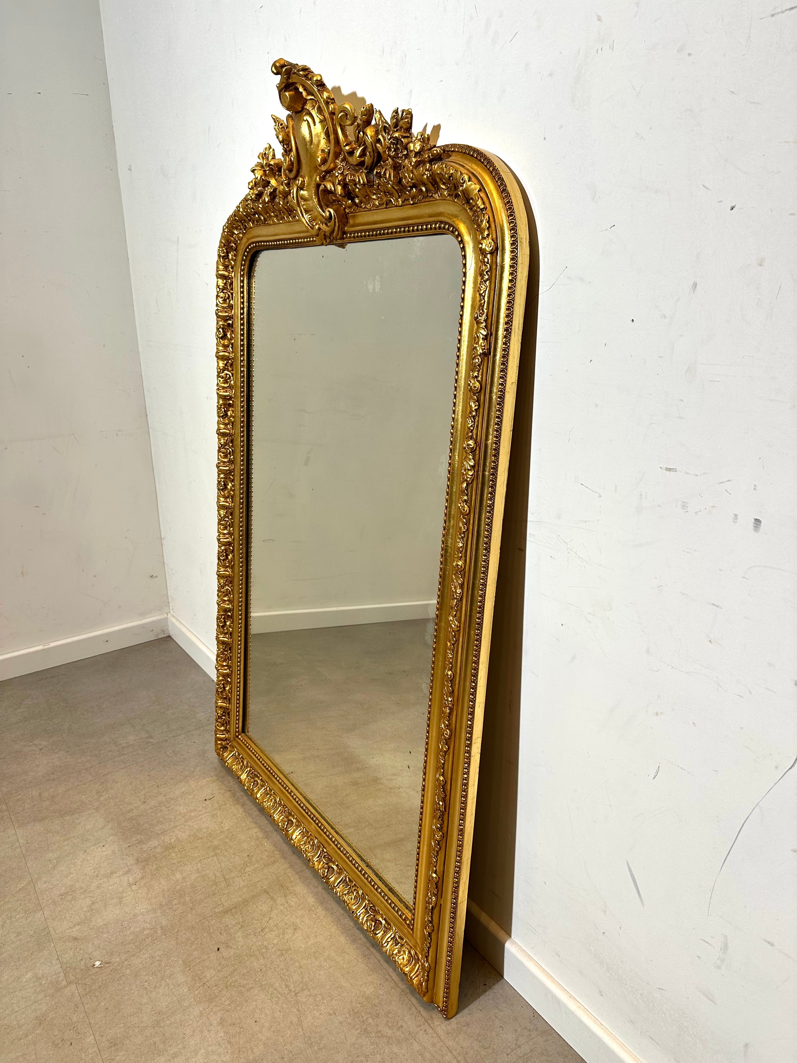 Miroir ancien français doré avec crête ornée