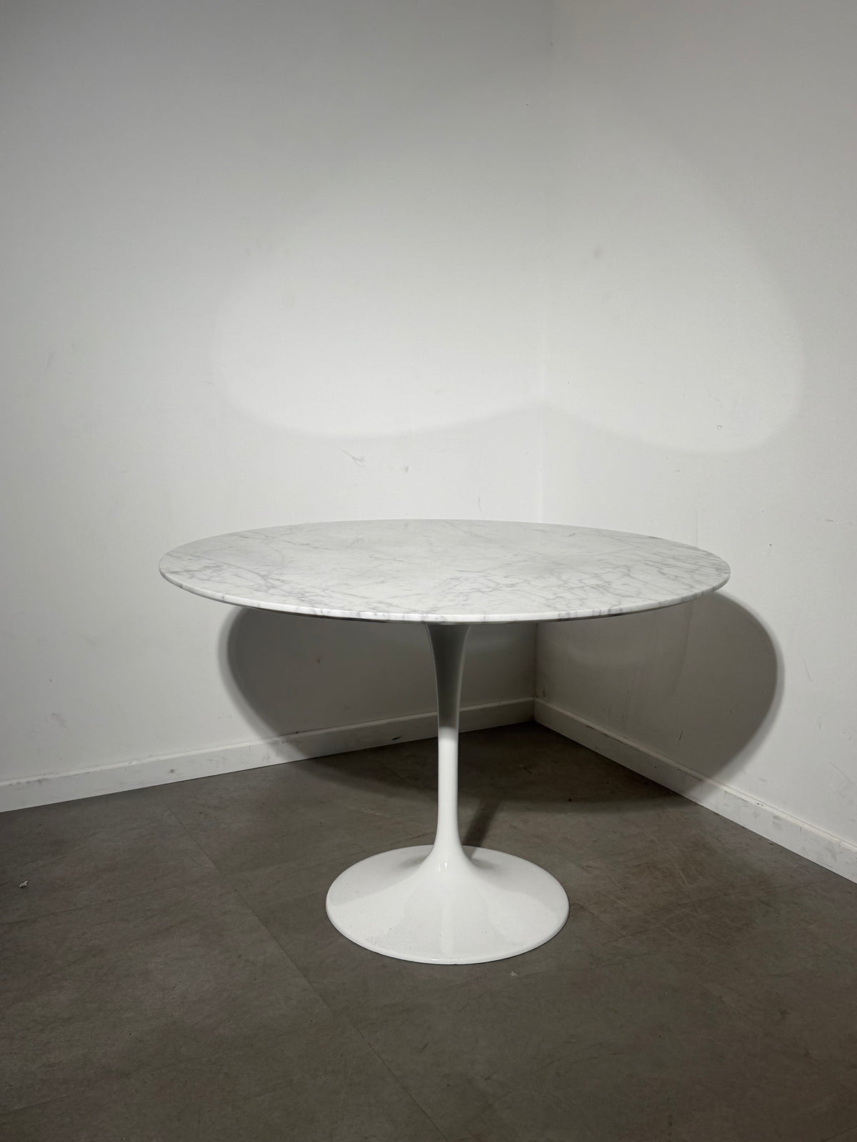 Tulip Dining Table with White Marble Top – Ø 110