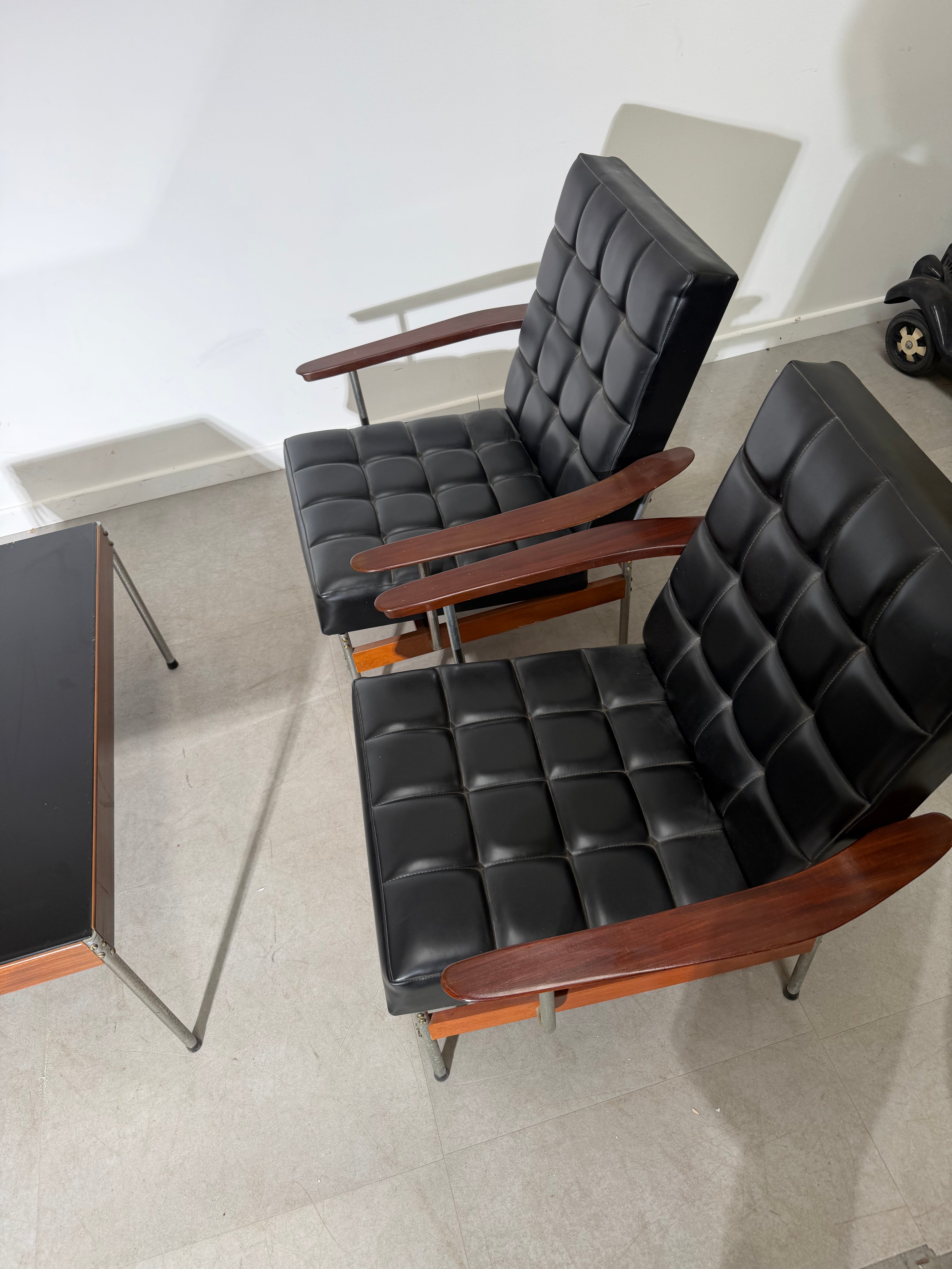 Vintage Sofa Set 2 + 1 + 1 + Coffee Table