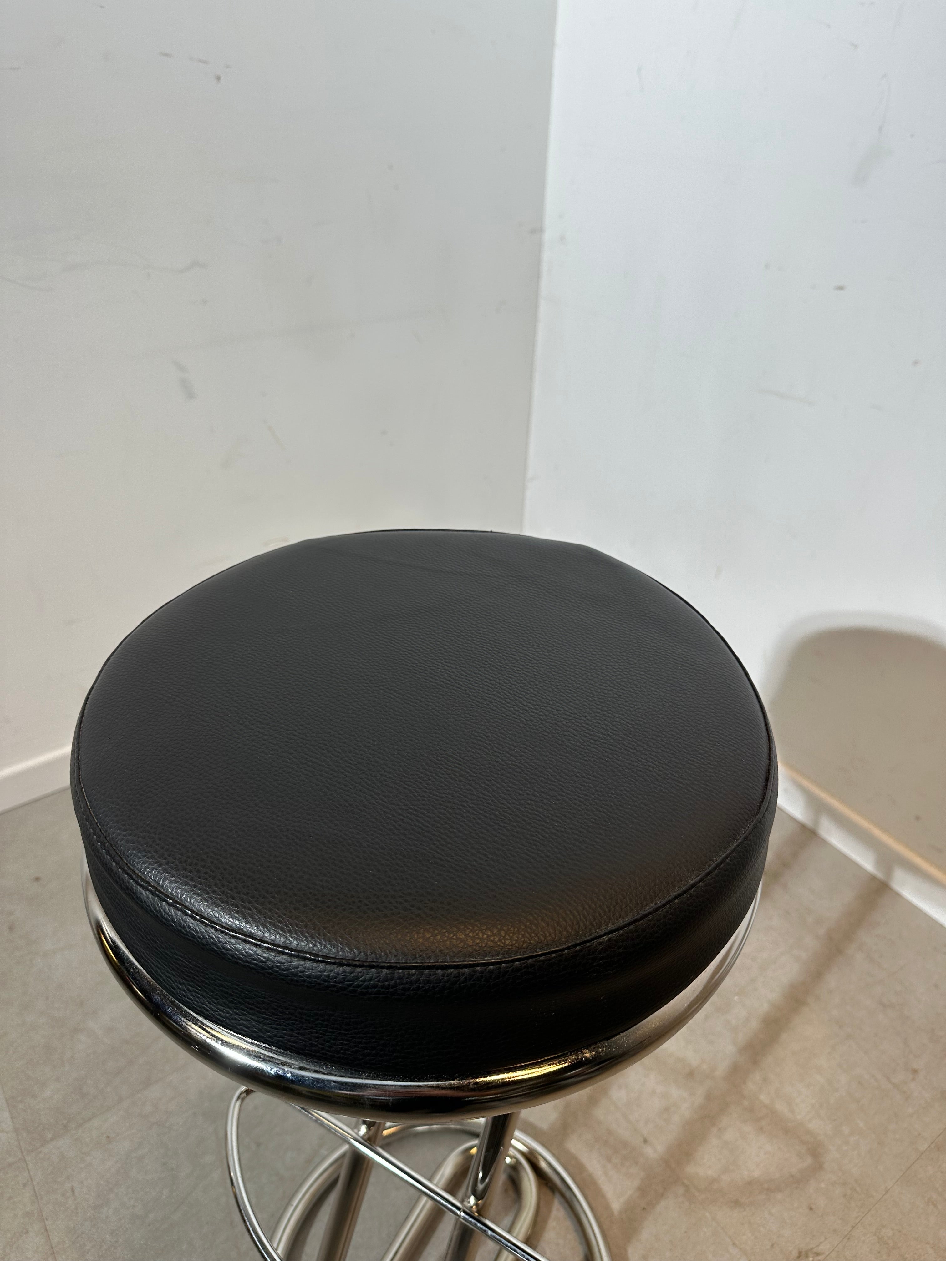 Vintage “Z” Bar Stool in Chrome and Black Leatherette