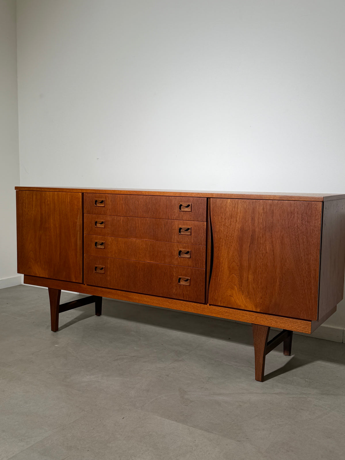Vintage Beaver & Tapley Teak Sideboard – Mid-Century Modern