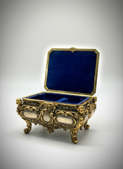 Boîte à bijoux ancienne ornée – Bronze doré et doublure en velours