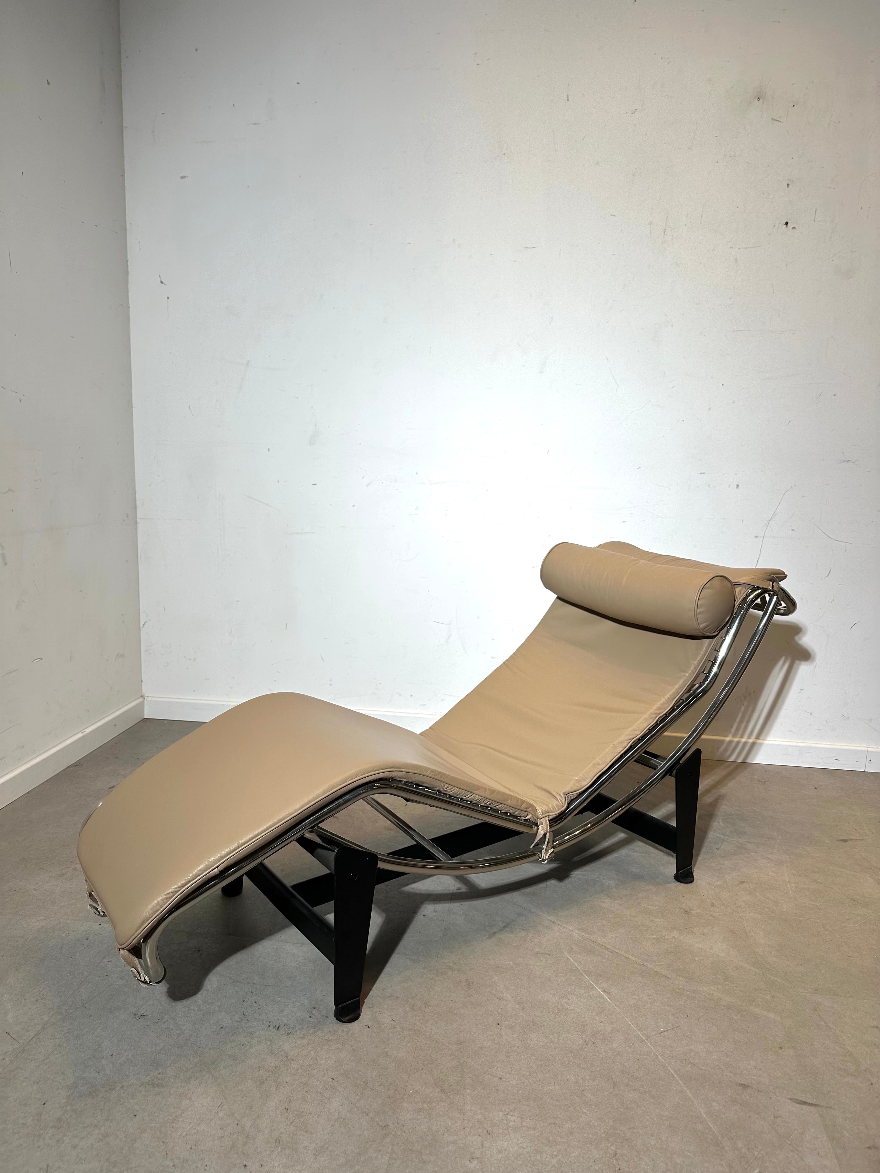 LC4 chaise longue – Le Corbusier design – light brown – replica