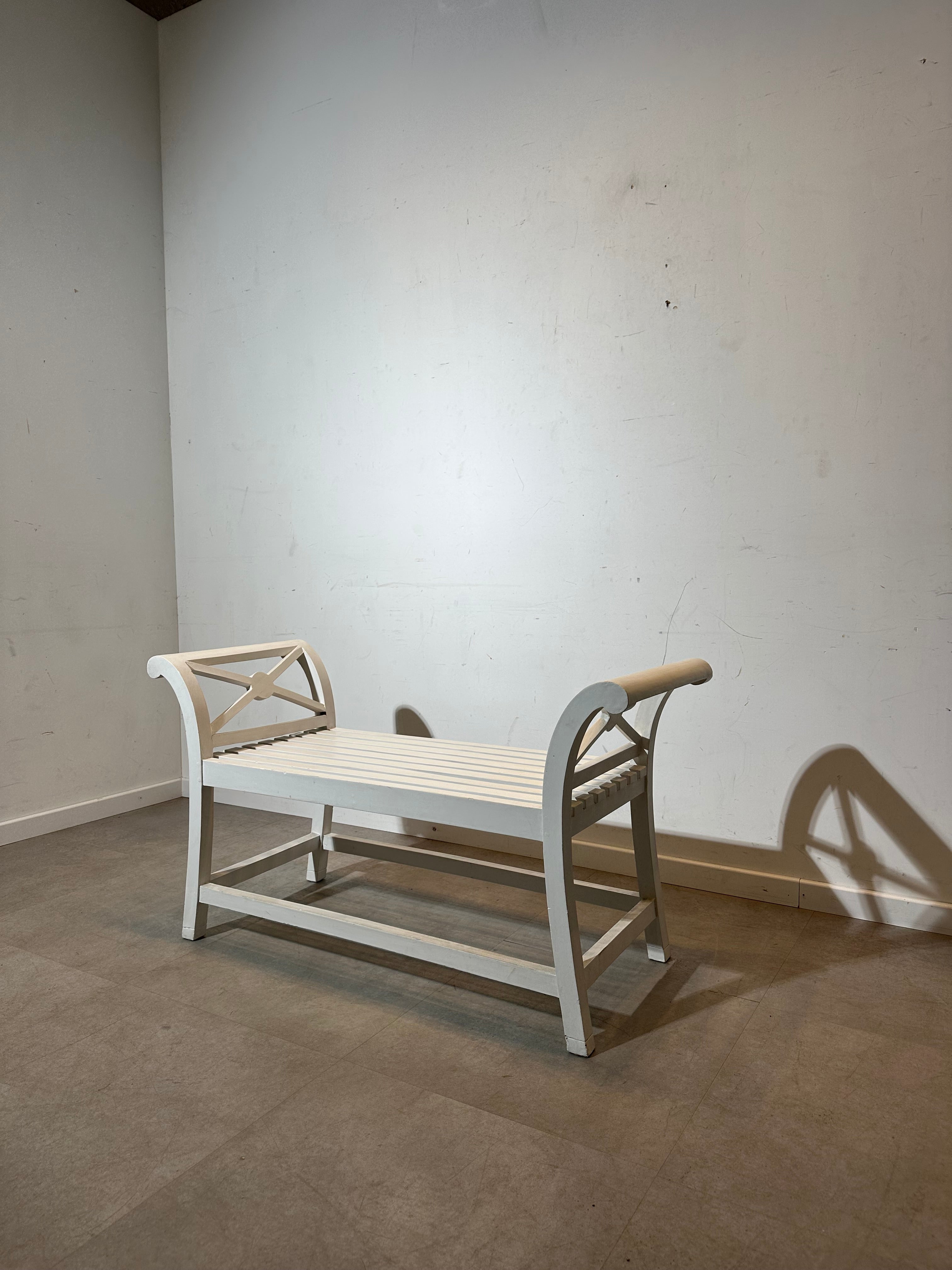 Banc en bois peint en blanc