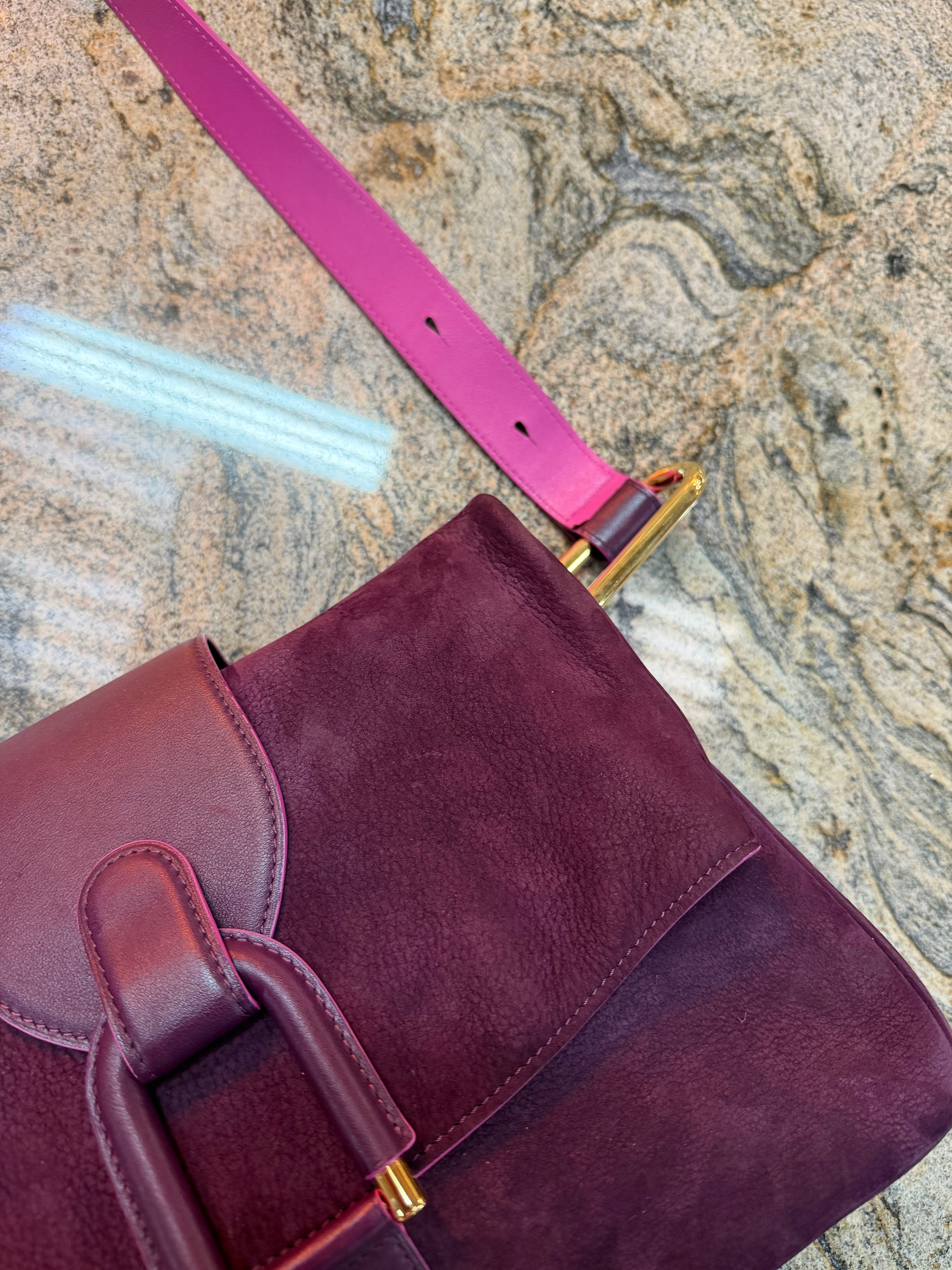 Sac Delvaux Givry en nubuck violet avec détails roses – Fermoir doré – 30 x 24 cm