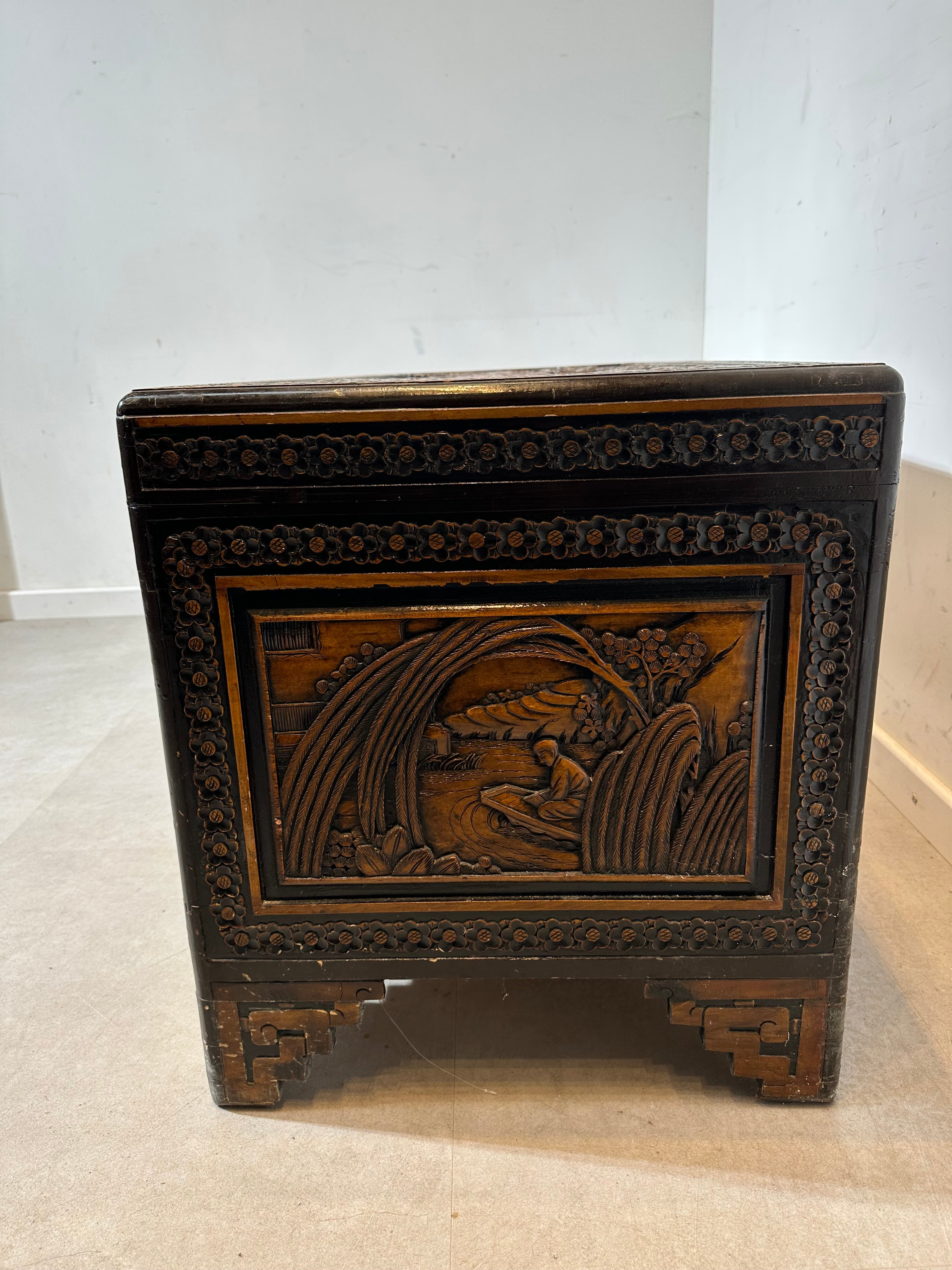 Coffre ancien oriental en bois
