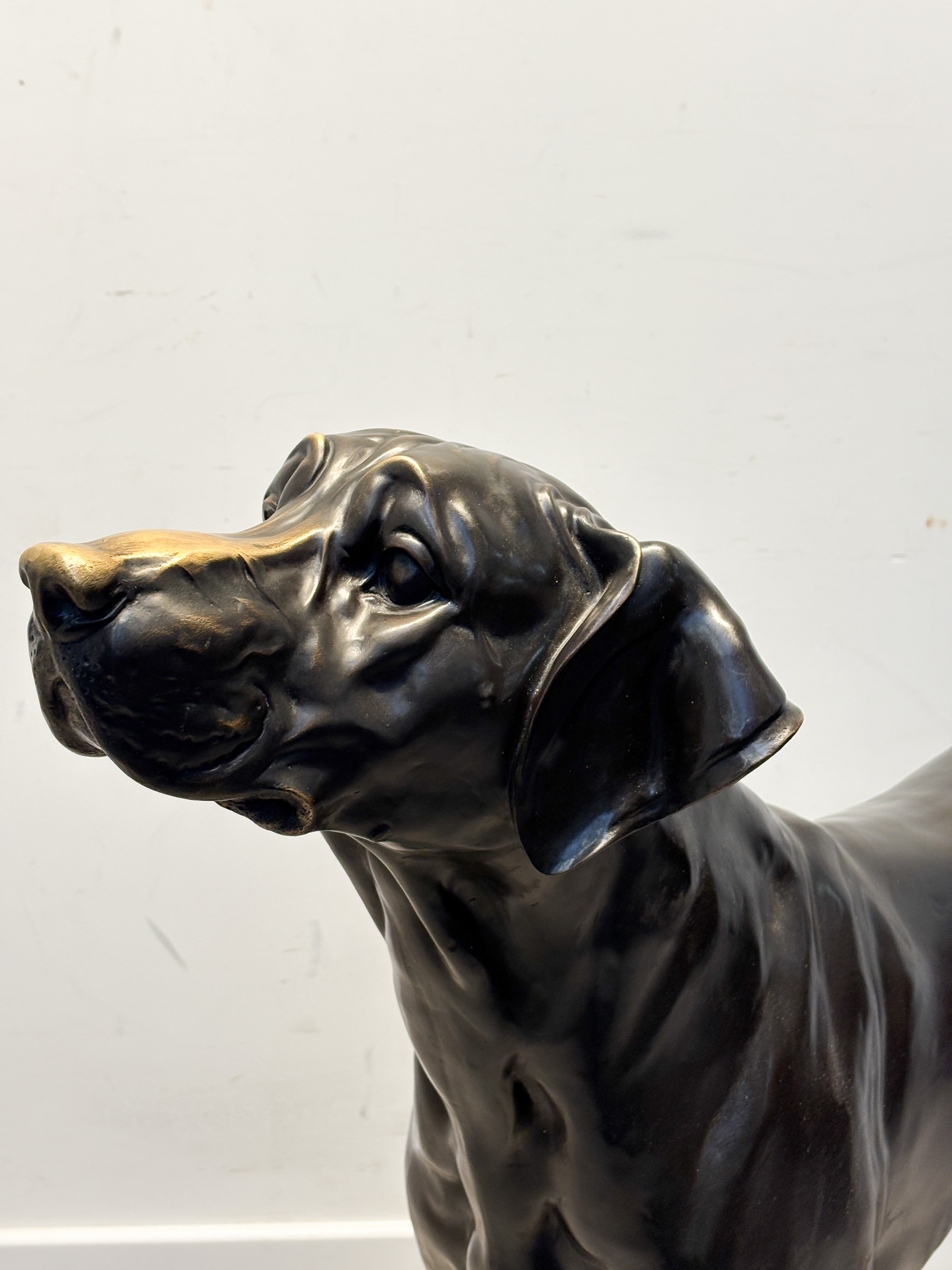 Statue en bronze d'un chien de chasse