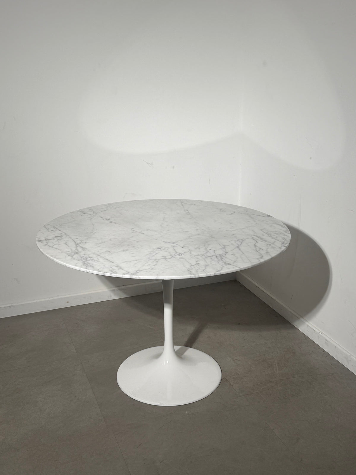 Tulip Dining Table with White Marble Top – Ø 110