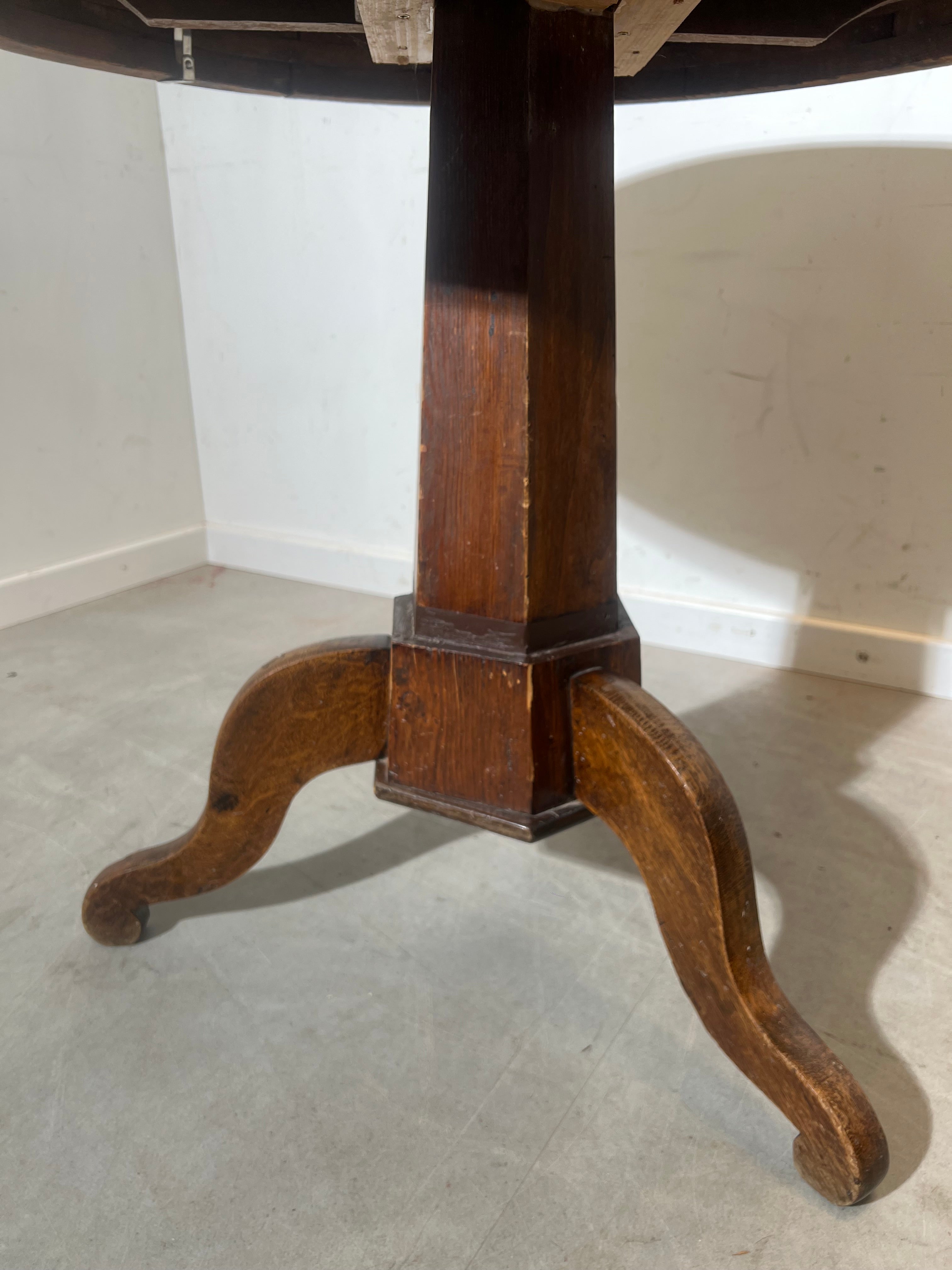 Antique Round Wooden Dining Table – Star Inlay – Pedestal Base