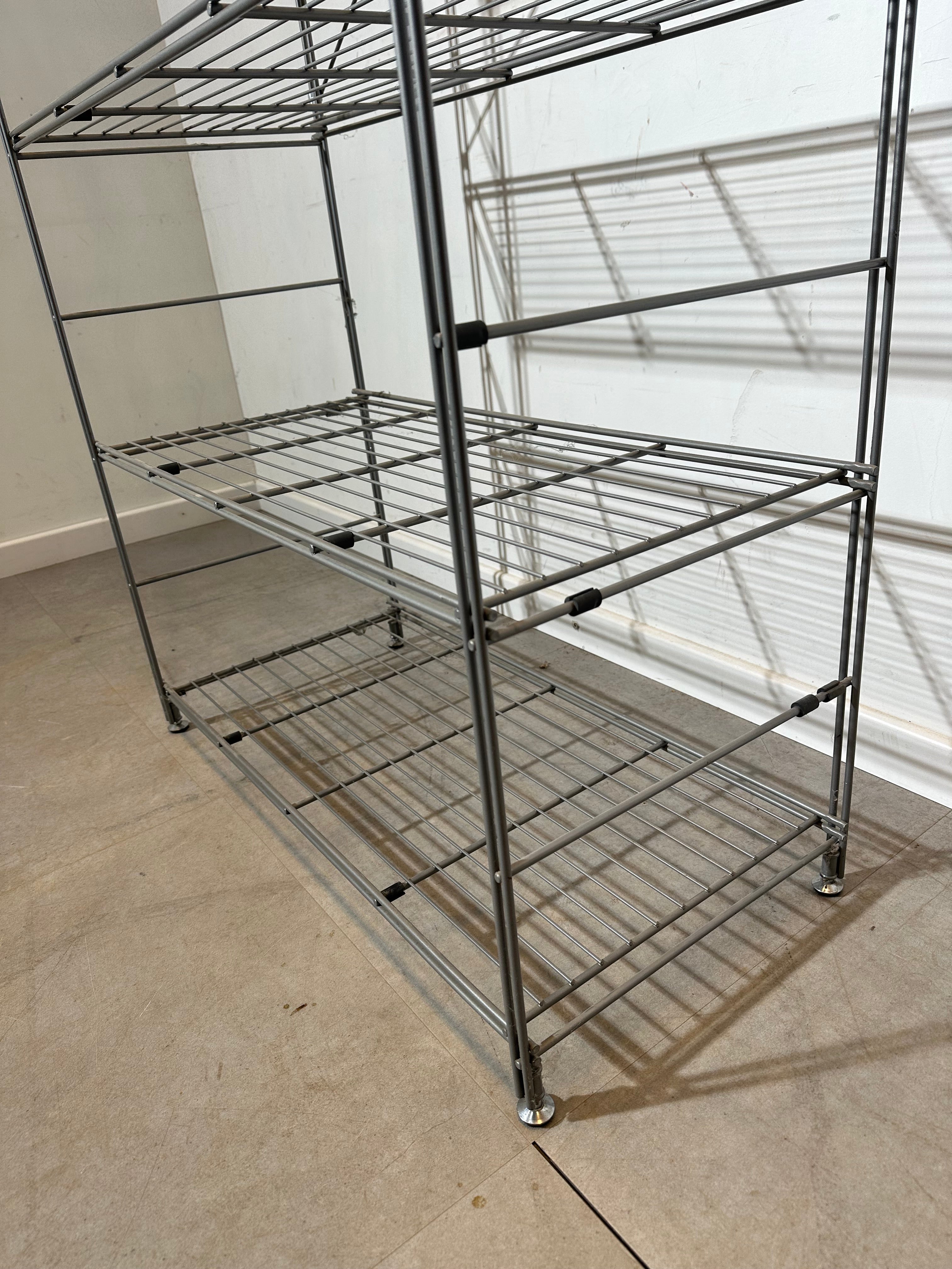 Petite étagère industrielle en fil métallique