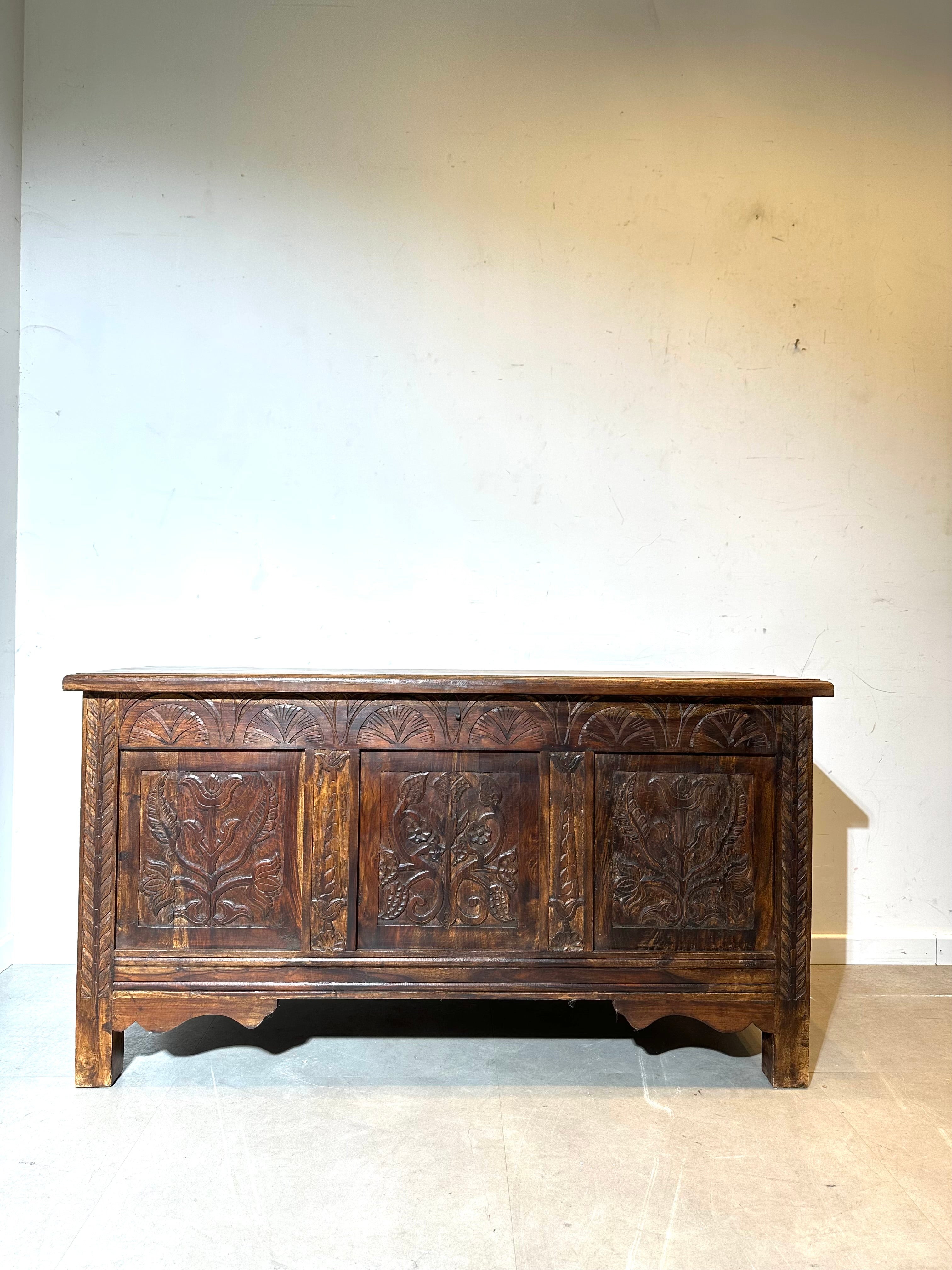 Coffre de rangement ancien en bois sculpté à la main