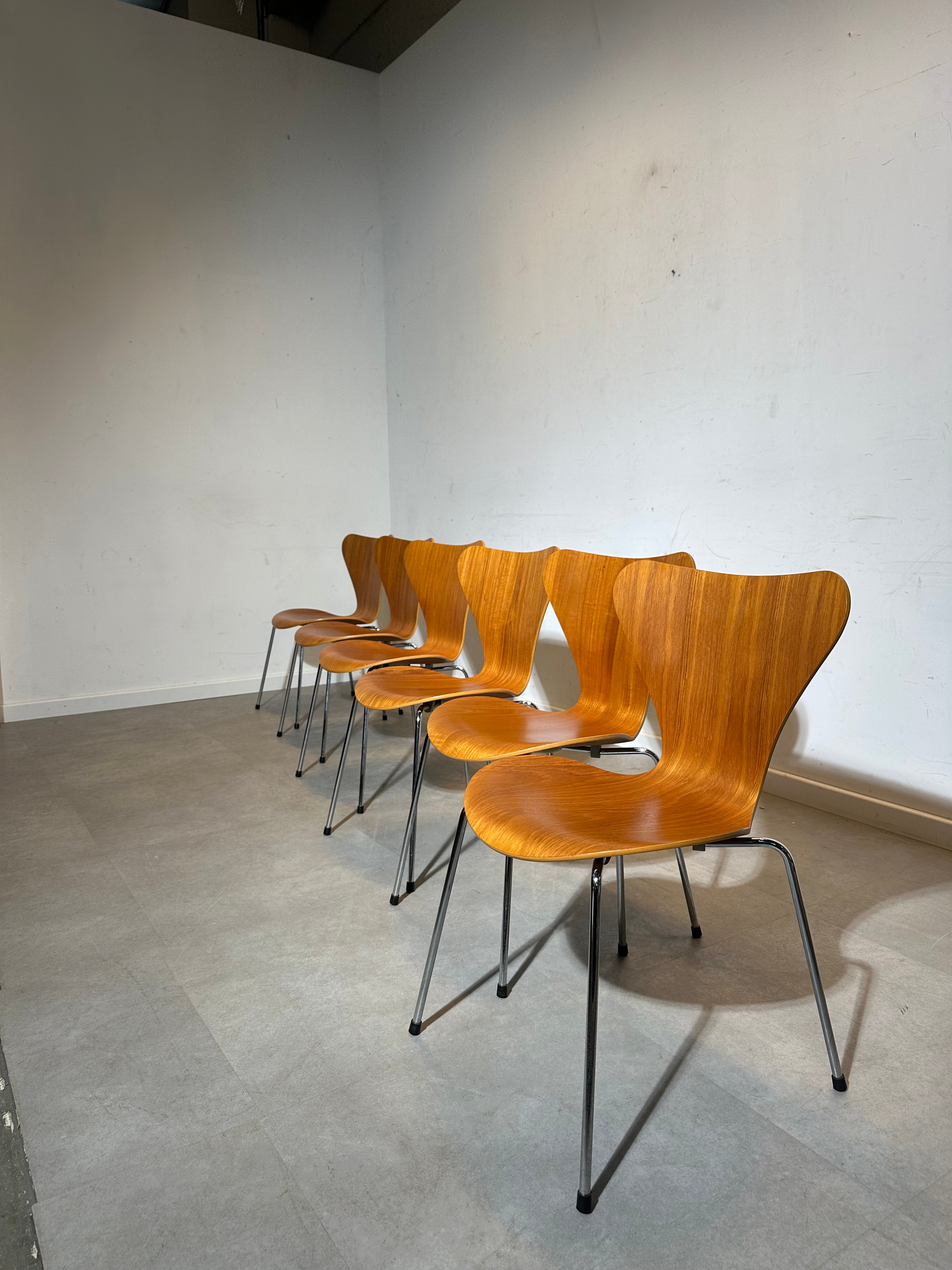 Fritz Hansen Series 7 Chairs – Set of 6 (1993 Edition) – Teak Veneer