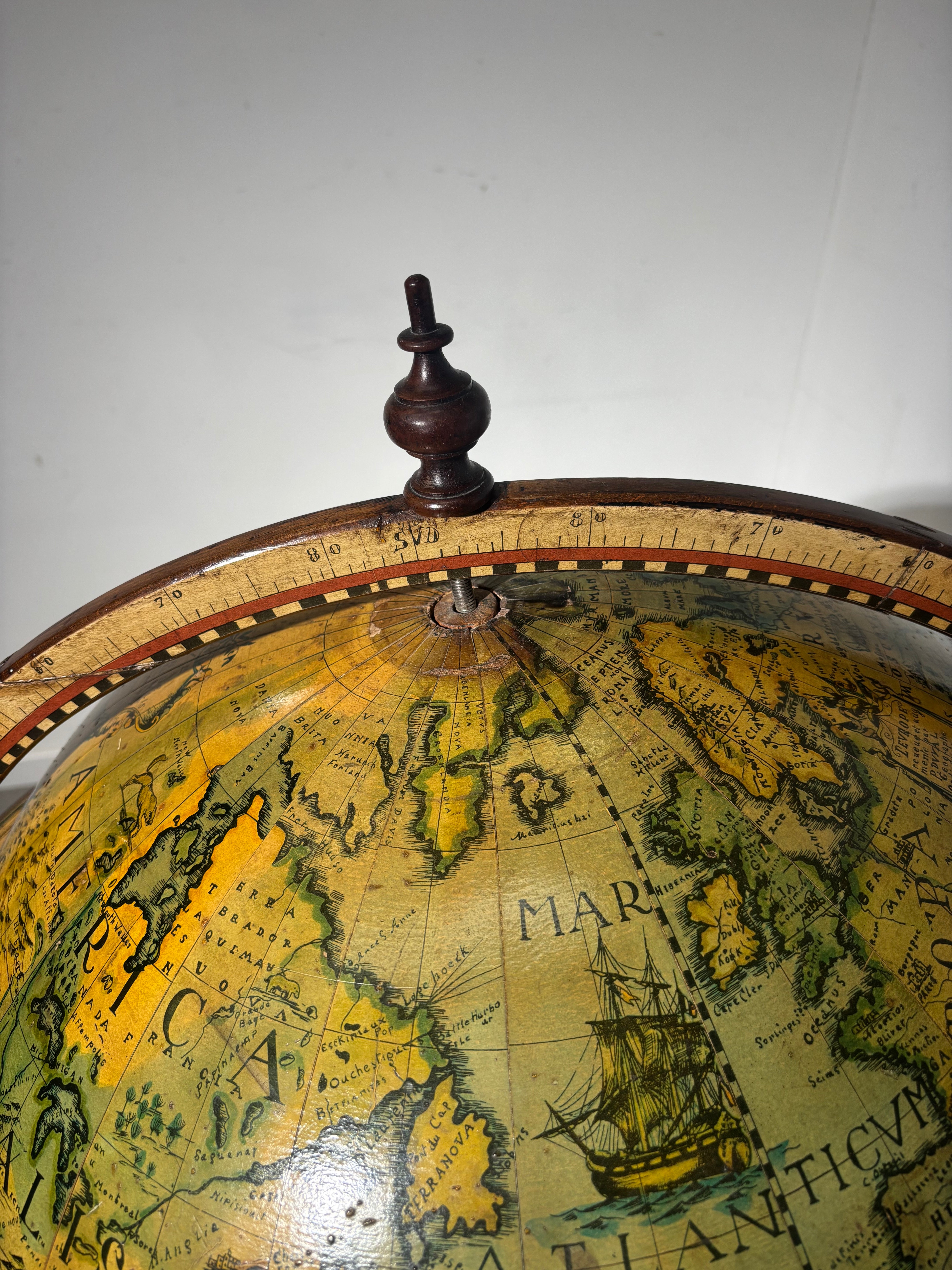 Aardse bibliotheekbol op sokkel