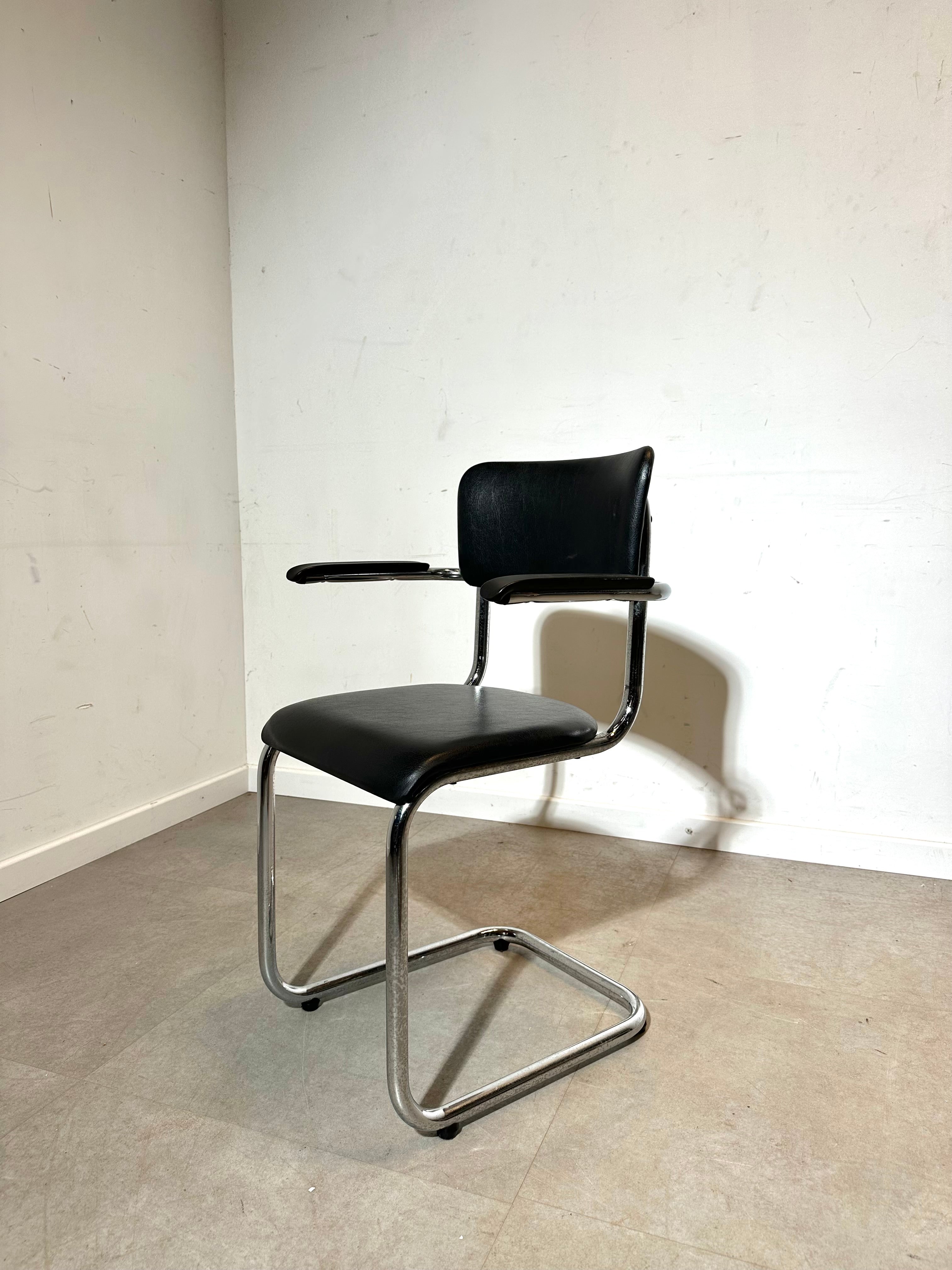 Chaises cantilever Tubax noires