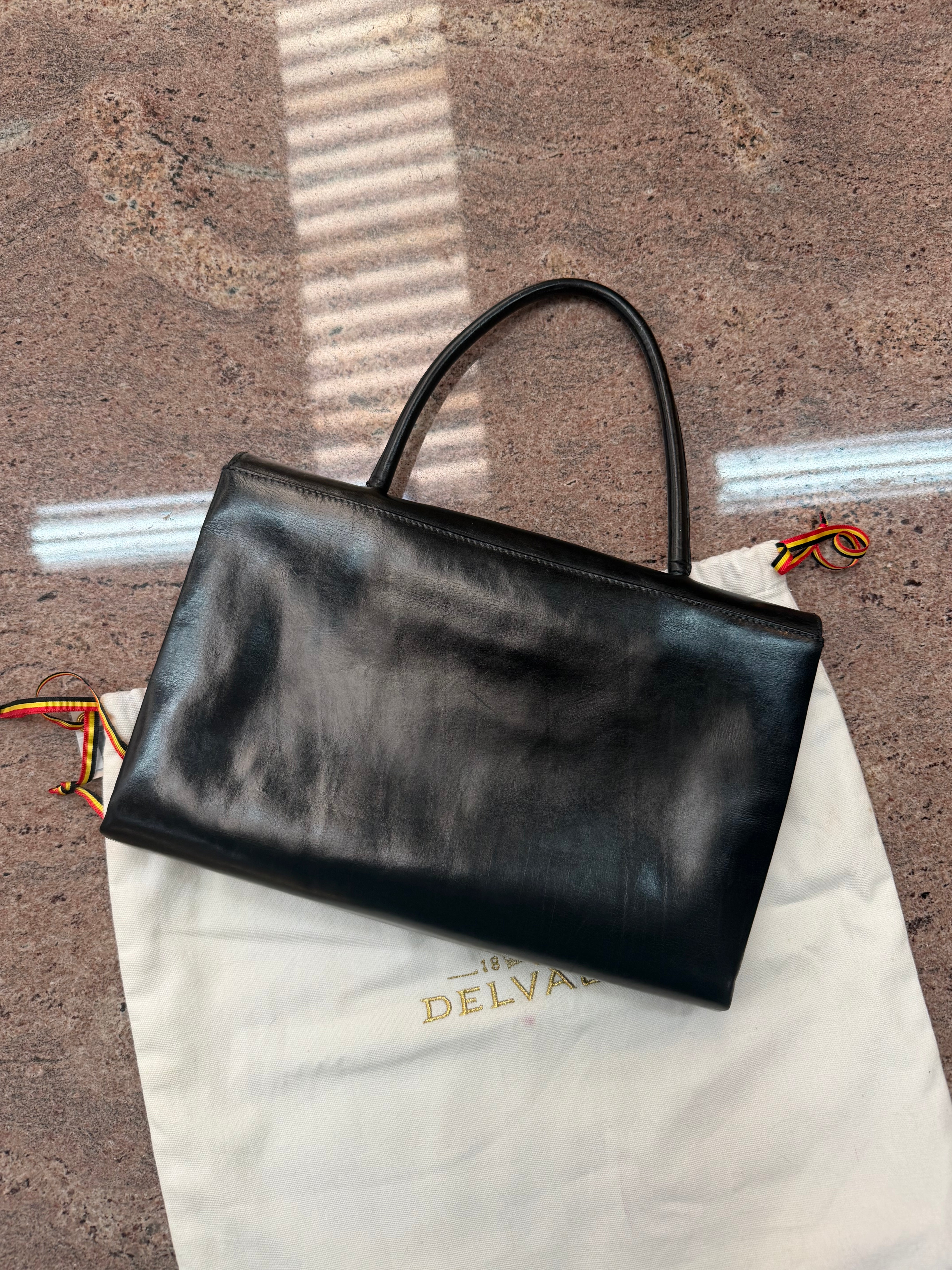 Vintage Delvaux “Œil de Chat” Handbag – Black Leather – 1960 Collection – 30 × 20 cm – With Dustbag & Delvaux Letter