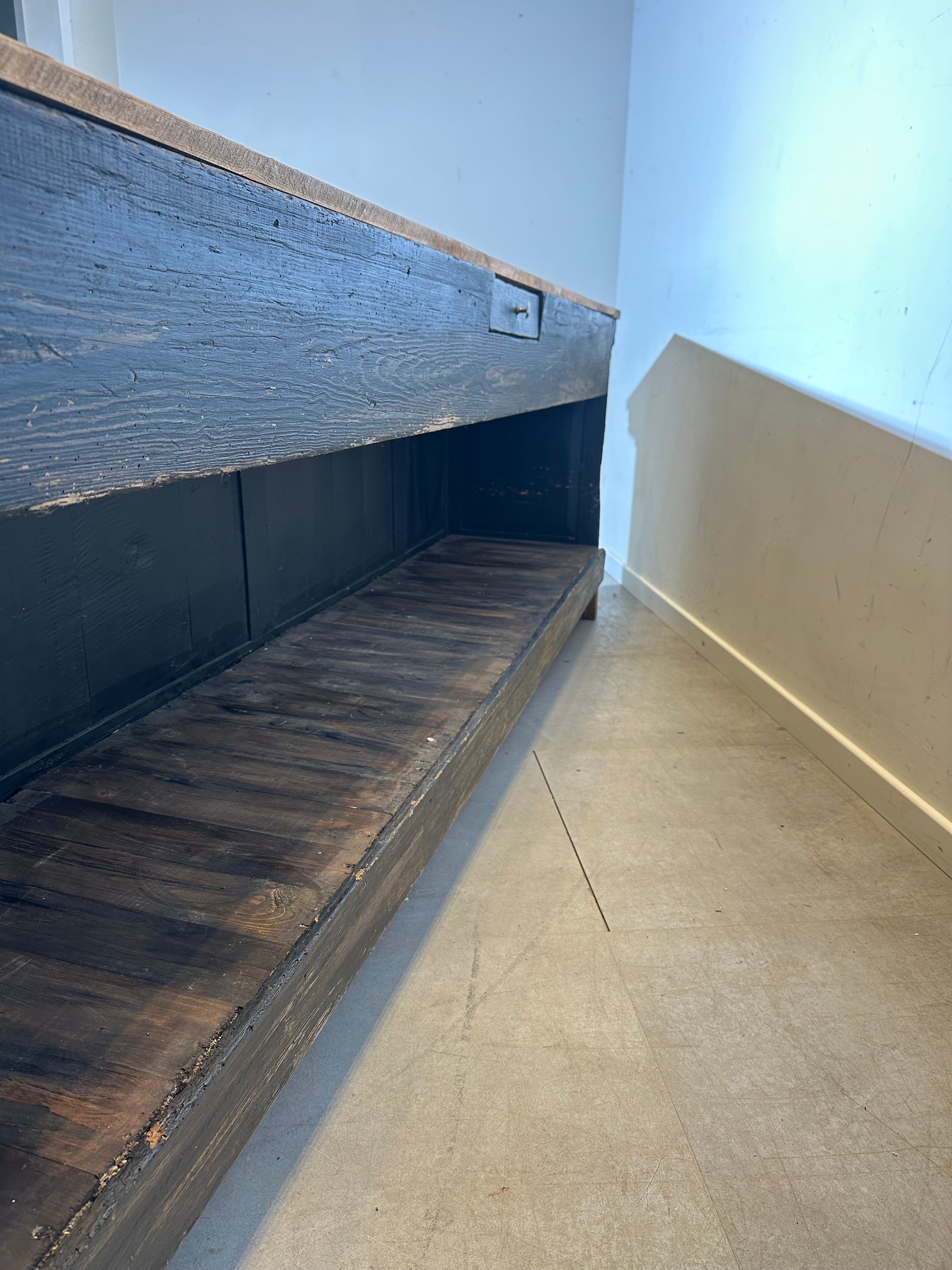 Comptoir de magasin français ancien – Pin peint en noir