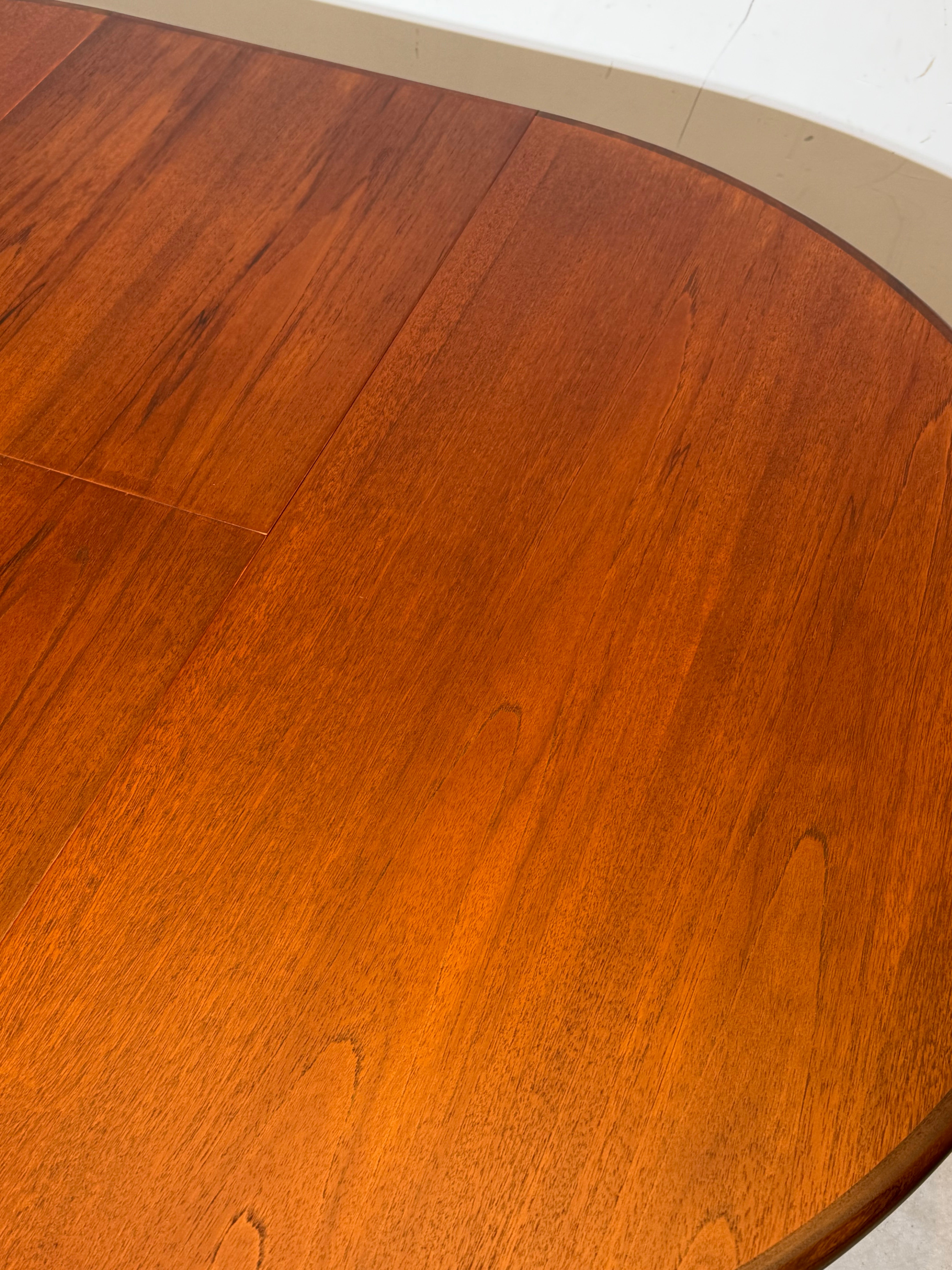 Extendable Teak Dining Table – Round to Oval Mid-Century Modern Design