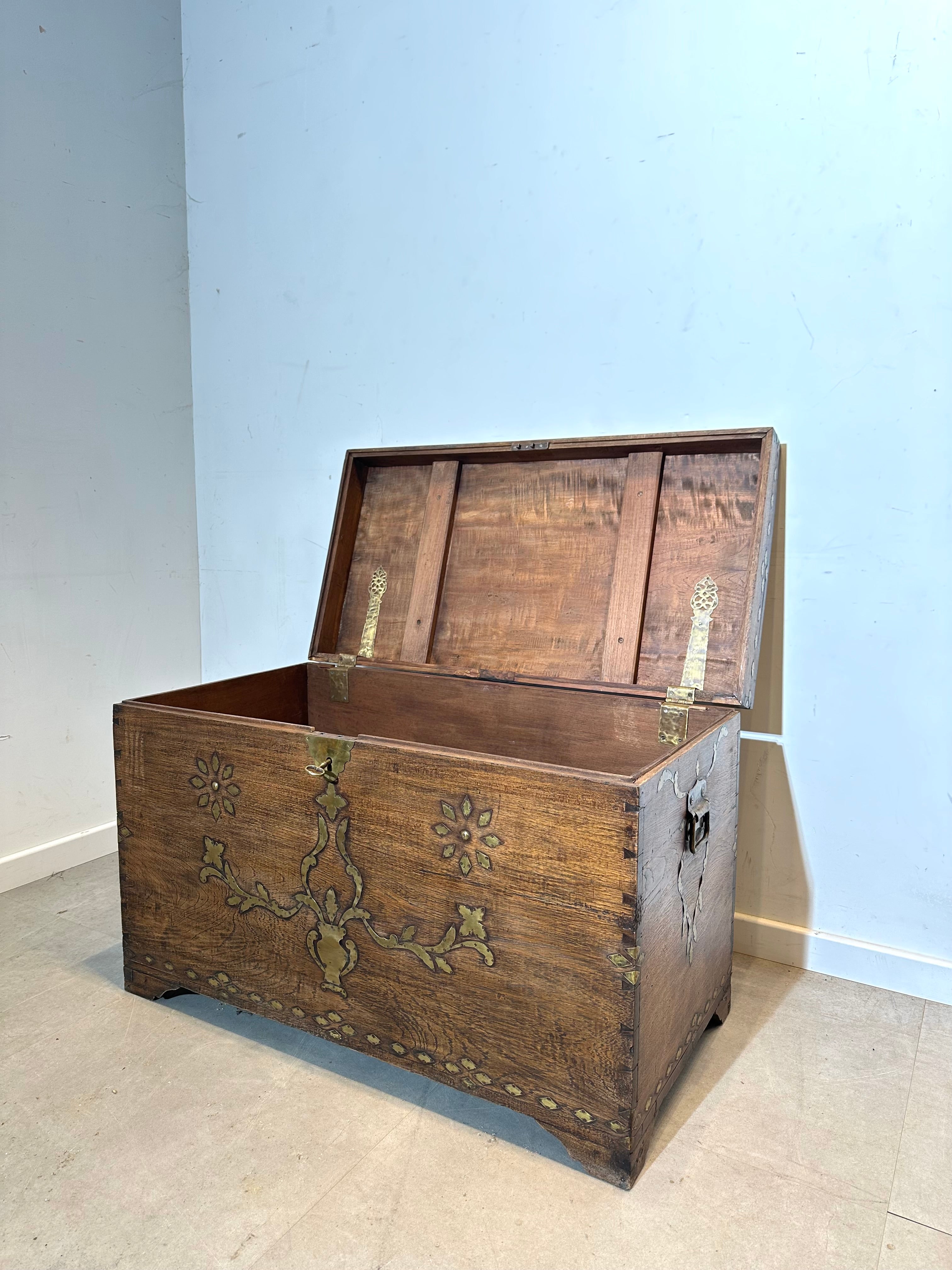 Antieke houten kist met messing beslag