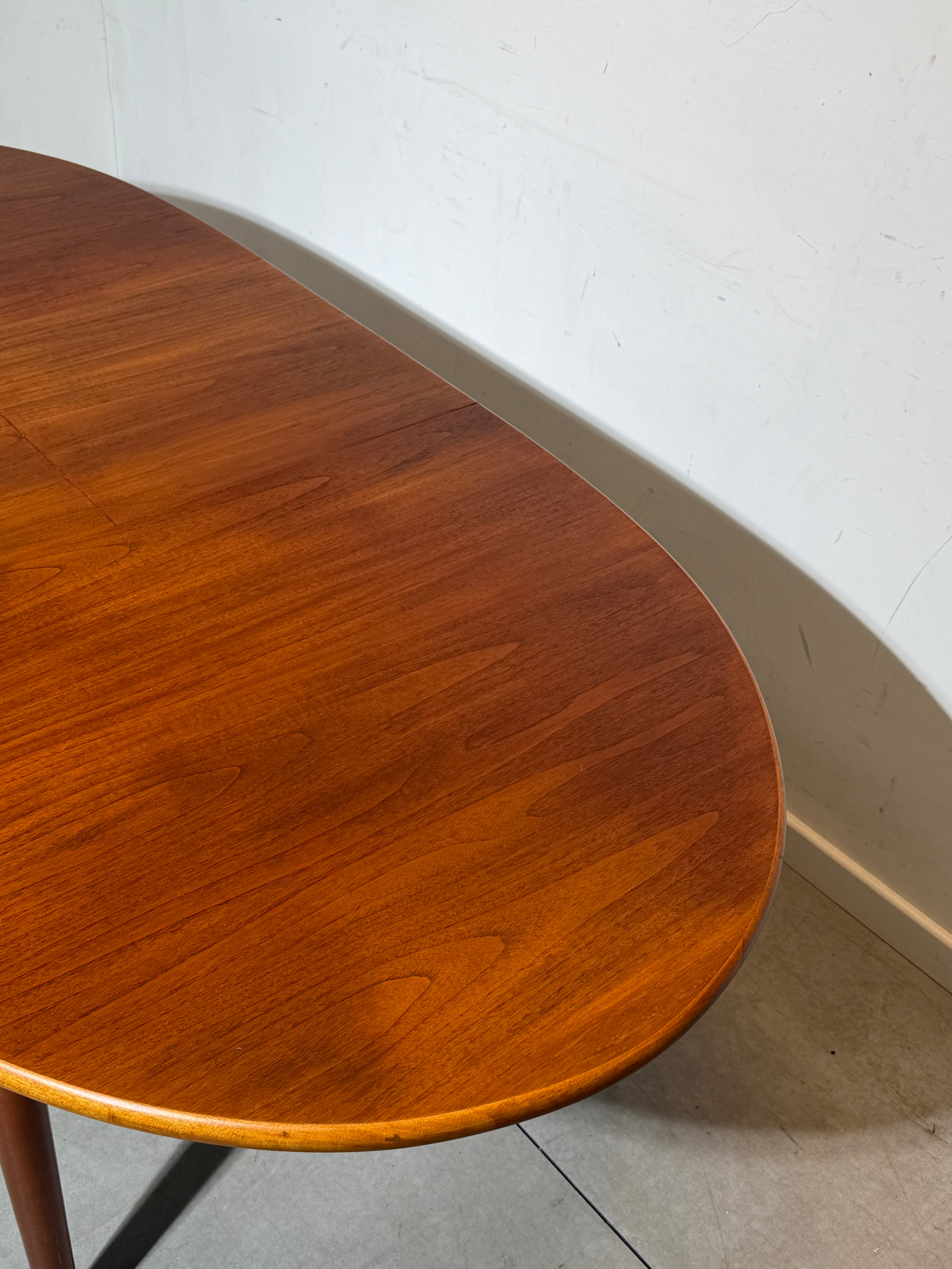 Vintage ovale uitschuifbare teakhouten eettafel – Mid-Century Modern